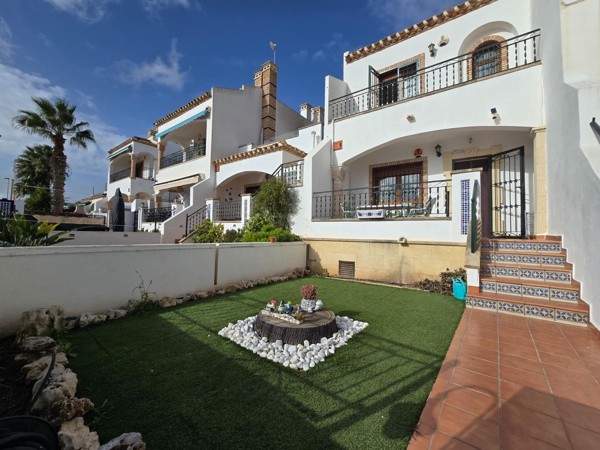 Bonito Dúplex semi-nuevo para vivir todo el año, consta de un jardín delantero de 24 m/2 y un magnifico porche con sol de mañana, por el que accedemos al interior de la vivienda que tiene 88 m/2, distribuidos en la planta principal en un salón comedor con chimenea, 1 aseo y amplia cocina americana con galería y acceso al jardín trasero de 65 m/2 con sol de tarde, en la planta alta tenemos 2 dormitorios dobles con a/empotrados forrados y vestidos, el dormitorio principal tiene una terraza, además encontramos un amplio baño con ventana y alicatado en mármol. La vivienda también consta de un solárium de 21 m/2 con unas bonitas vistas panorámicas. Urbanización tranquila con jardines privados y piscina comunitaria, parking y zona infantil. A penas 2 minutos en coche del nuevo centro comercial Zenia Boulevard y a 5 minutos de las mejores playas de Orihuela Costa