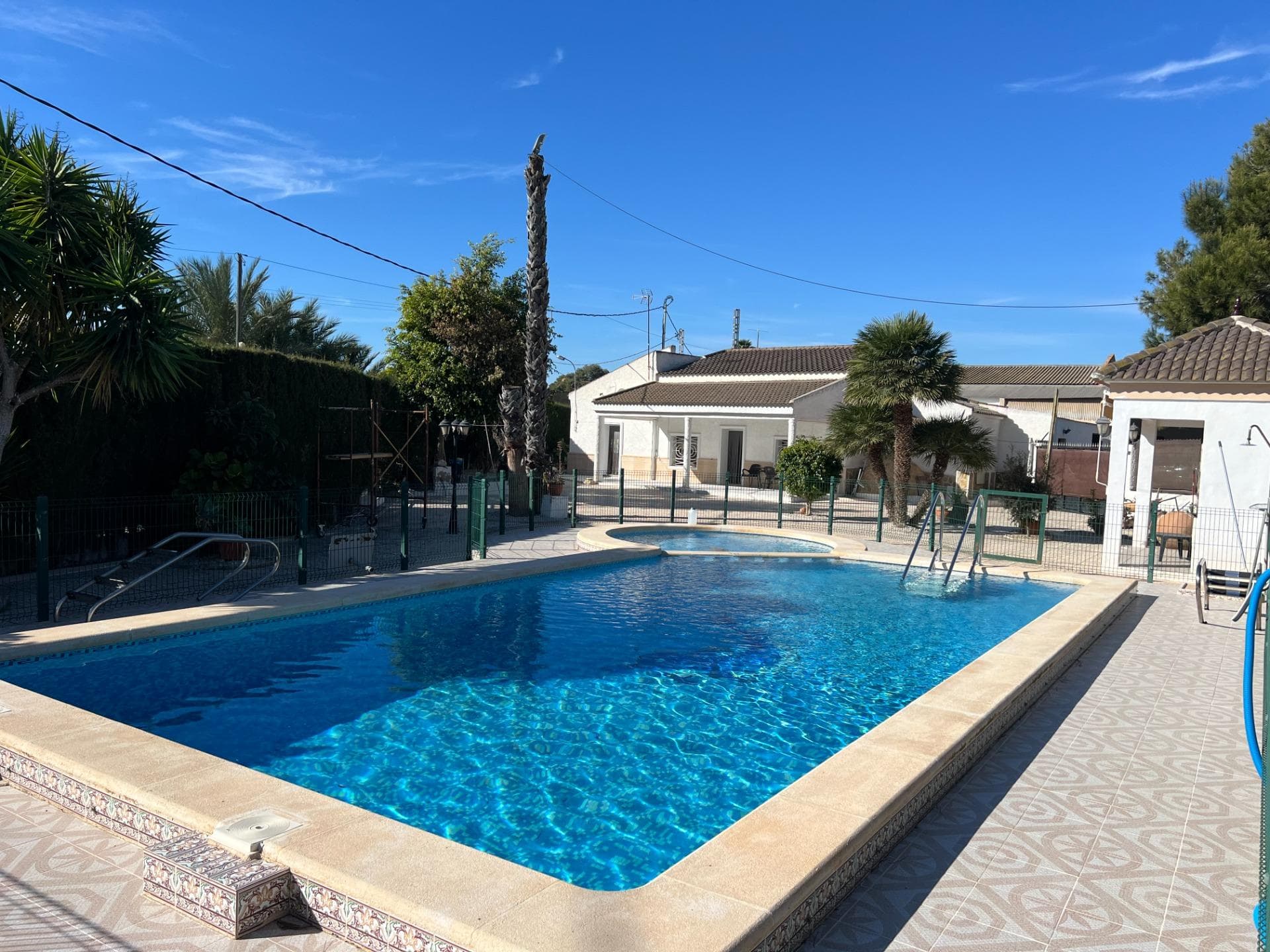 Country Property in DOLORES, ALICANTE with 4 bedrooms, bathroom, spacious lounge/diner, separate fitted kitchen, large patio, private swimming pool and BBQ area with exterior kitchen. Total build 158m2 plus a licenced warehouse of 758m with 3-phase electric power. An additional plot of land 4500m2 is included which is currently used for agriculture. Situated at only 10 minutes’ walk to Dolores town and with convenient motorway access. The Property was built in 1975. Early viewing is highly recommended.