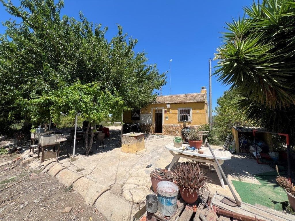 Casa de campo de 107 m2 construidos con 2/3 dormitorios ubicada en Daya Nueva, ALICANTE. La propiedad se encuentra en una parcela vallada de 15960 m2. La cocina abierta tiene comedor, salón independiente y baño con ducha. El patio tiene trastero y la terraza de la azotea tiene vistas panorámicas y barbacoa. Convenientemente situado muy cerca del pueblo de Daya Nueva, pero a solo 15 minutos en coche de las playas y 30 minutos del aeropuerto de Alicante / Elche. ¡Disfrute de la vida en el campo cerca de todos los servicios! Sería un excelente proyecto de renovación ya que el agua y la electricidad están en su lugar y la documentación legal en regla.