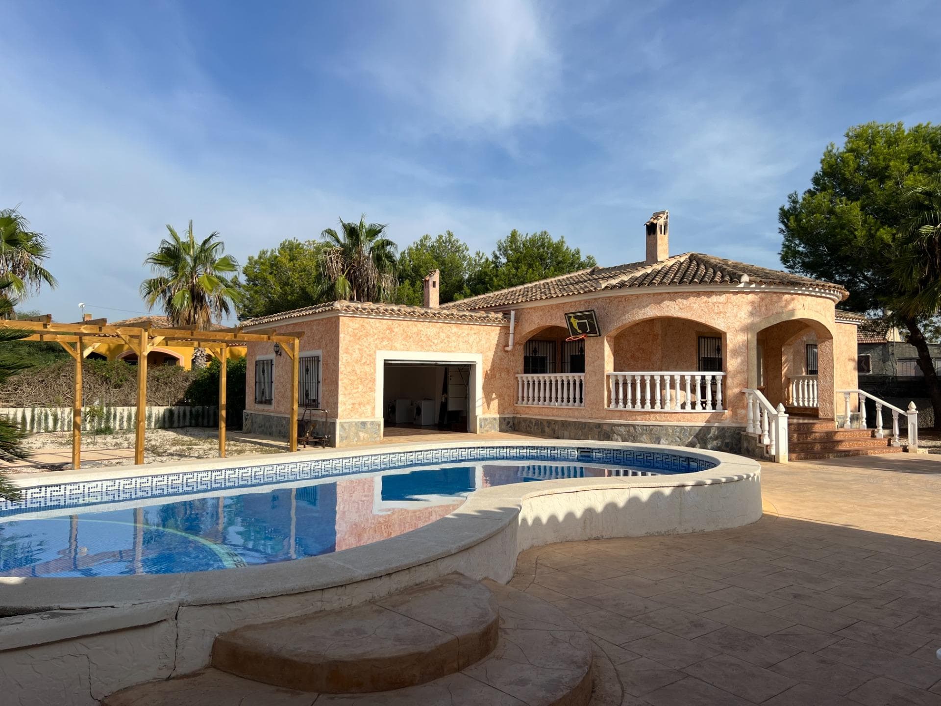 Detached 3 bedroom Villa in Dolores, ALICANTE. The property is bright, well-maintained and spacious with large kitchen, lounge/diner, 3 bedrooms - 2 have fitted wardrobes, one has private bathroom There is also an additional family bathroom. Access from the kitchen into integral double garage. A covered porch area is ideal for outdoor dining. The pool area is within the 2500 m2 walled part of the 9500 m2 plot with fruit trees and mature shrubs. An outbuilding has a summer kitchen, BBQ, dining area and WC. The location is peaceful and surrounded by fields although only a short distance to town and all amenities. Conveniently situated within short drive to beaches and easy motorway access to Alicante/Elche Airport and beyond!