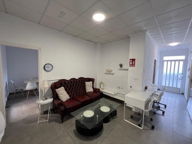 Casa adosada completamente renovada en Dolores, ALICANTE con 3 dormitorios, 2 baños (uno en suite), salón, comedor y cocina independiente. Hay un patio con lavadero y acceso a una pequeña terraza en la azotea. Esta propiedad tiene una ubicación céntrica cerca de todos los servicios. Sería ideal para alguien que busque una casa lista para entrar a vivir. Se vende semiamueblada con aire acondicionado y alarma.