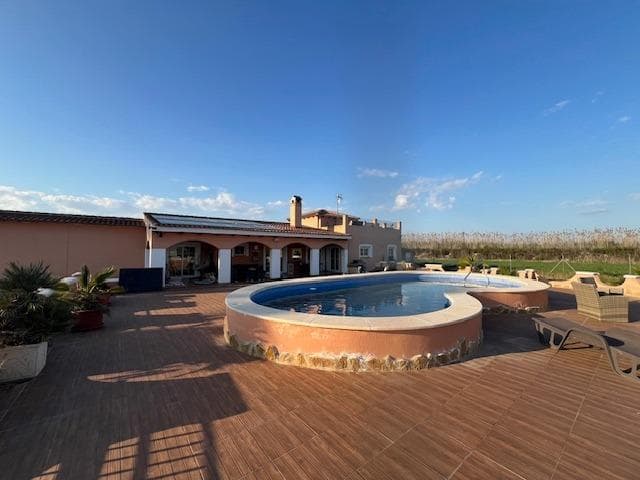 Impresionante casa de campo en Dolores, ALICANTE con 3 habitaciones dobles, 2 baños, 2 vestidores, salón / comedor con chimenea, cocina abierta, cocina de preparación independiente, estudio y segundo salón con acceso a la zona de terraza al jardín. La villa se encuentra en una parcela vallada de 6.300m con una piscina de 10 x 5m con una gran terraza circundante. Idealmente situado en un entorno rural tranquilo aunque cerca de la ciudad y a sólo 15 minutos en coche de las playas y 35 minutos del aeropuerto de Alicante / Elche. Disfrute de las magníficas vistas desde la terraza soleada de la azotea. Red de agua y electricidad mediante paneles solares con generador de respaldo.