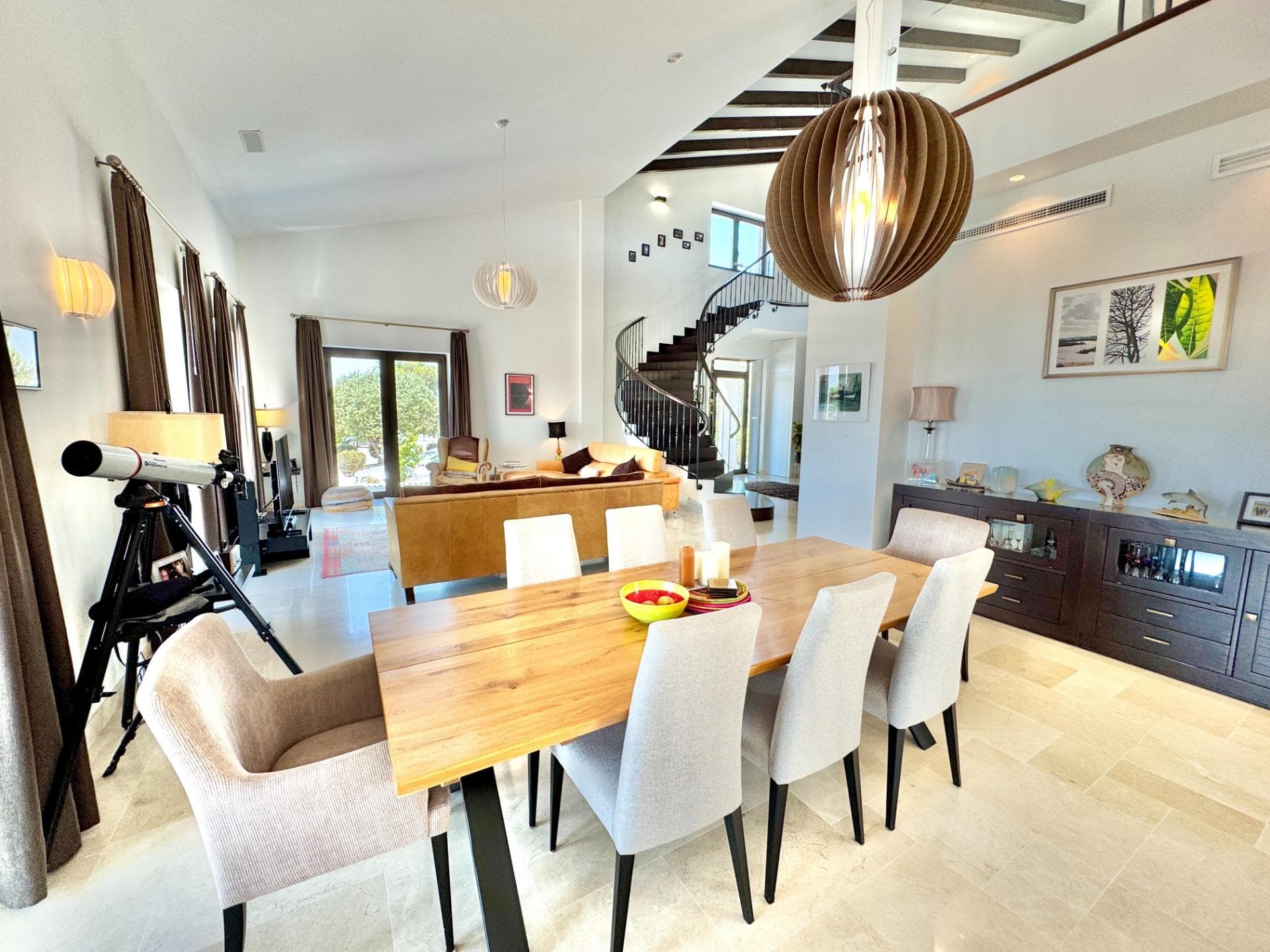 Denne eksepsjonelle miljøeffektive villaen har 4/5 soverom (2 master-soverom med eget bad) og et ekstra familiebad. Med 425 m² bebygd areal på en tomt på 21 000 m² kombinerer den bærekraftig design med luksuriøs livsstil. Omgitt av en 5000 m² stor hage med elektronisk port, er de resterende 16 000 m² egnet for valgfri dyrking. Et 12 x 6 m saltvannsbasseng med motorisert deksel gir et snev av luksus. Eiendommen leveres med gyldig beboelsessertifikat og alle nødvendige lisenser. Denne villaen er bygget etter passivhusstandard og setter en ny standard for energieffektivitet og miljøansvar. Den kombinerer elegant, moderne arkitektur med tradisjonell spansk sjarm, og gir termisk komfort hele året gjennom lufttett konstruksjon, avansert isolasjon og mekanisk ventilasjon med varme- og kjølegjenvinning. Huset holder seg kjølig om sommeren og varmt om vinteren uten behov for konvensjonell oppvarming eller klimaanlegg. Den romslige åpne planløsningen har høye tak og forbinder kjøkken, spisestue og stue, som flyter naturlig fra inngangspartiet. Disse lyse og innbydende oppholdsrommene har en svingete trapp som fører til første etasje, hvor du finner hovedsoverom 1 og soverom 5/kontor. Første etasje inkluderer hovedsoverom 2, soverom 3 og 4 og et romslig familiebad. Kjøkkenet, soverom 4 og hovedsoverom 2 har alle direkte tilgang til en privat gårdsplass. Boligen har to romslige master-suiter med private bad og walk-in-garderober, i tillegg til fleksible rom for familieliv, gjester eller fjernarbeid. Kjøkkenet er utstyrt med førsteklasses hvitevarer og har rikelig med naturlig lys, noe som gir et stilig og funksjonelt rom for matlaging og underholdning. Stuen er like lys, med panoramiske glassdører som åpner ut mot terrassen og hagen, noe som skaper en sømløs livsstil mellom inne og ute. Bærekraftig teknologi er integrert i hele eiendommen. Et smart hjem-system gir full kontroll over belysning, temperatur, fuktighet og ventilasjon. Mekanisk ventilasjon med varmegjenvinning sikrer frisk, filtrert luft hele året. Høyytelsesvinduer med trippelglass og isolasjon av høy kvalitet optimaliserer energieffektiviteten og komforten. Hele første etasje er fullt tilgjengelig for rullestolbrukere. Et fjernstyrt alarm- og kamerasystem gir økt sikkerhet. Eiendommen ligger på en privat og stor tomt som gir fullstendig privatliv. Den anlagte hagen har modne frukttrær og en grønnsakshage, med åpen utsikt over jordbruksland – ideelt for hagearbeid, hobbylandbruk eller bare for å nyte naturen. Et 12 x 6 m saltvannsbasseng med motorisert deksel og valgfri oppvarming gir et luksuriøst preg. Et utendørs dusjrom og toalett gir ekstra bekvemmelighet. Det flate terrenget er perfekt for dyreelskere, og er ideelt for både kjæledyr og hester, med god plass til beite eller potensiell utvikling av staller. Villaen har også et eget verksted og flere parkeringsmuligheter, inkludert en carport for to biler. Selv om eiendommen ligger i et rolig landlig miljø, er den bare noen minutter unna viktige tjenester som skoler, lokale markeder og supermarkeder. Alicante internasjonale lufthavn ligger bare 30 minutter unna, mens de fantastiske strendene i Guardamar og La Marina kan nås på bare 15 minutter. Flere prestisjetunge golfbaner ligger også innen kort kjøretur, noe som fullender den middelhavsinspirerte livsstilen. For de som søker en fremtidssikker, miljøvennlig bolig som kombinerer bærekraft med luksus, tilbyr denne miljøeffektive villaen i Dolores en eksepsjonell mulighet – ideell for familier, profesjonelle som jobber eksternt, eller alle som verdsetter komfort, privatliv og en grønnere livsstil.