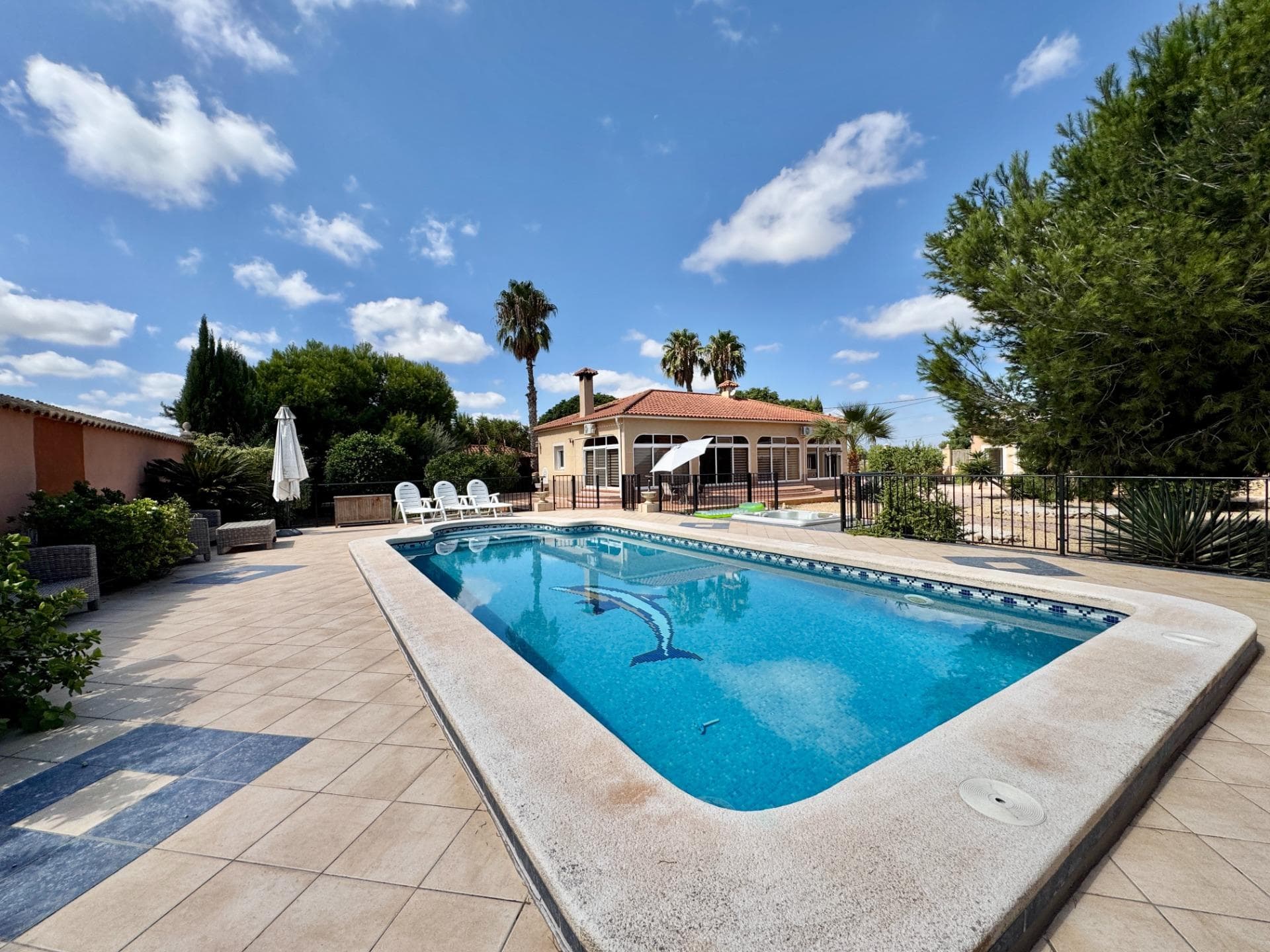 Beautiful Villa with Independent Studio in Dolores. Situated in a highly sought-after area of Dolores, just a 15-minute walk from the town centre, this charming villa offers space, privacy, and greenery on a generous 2,000 m² walled plot. The property also includes a separate studio with lounge/dining/bedroom area, kitchen, and private terrace overlooking the garden and pool – ideal for guests, family, or rental income. 🏠 Main House : 2 double bedrooms with fitted wardrobes (master with walk-in wardrobe), 2 full bathrooms. Bright, spacious lounge-diner with fireplace. Brand-new Schmidt fully fitted kitchen .Large glazed veranda with views of the garden & pool 🌿 Outdoors & Extras 2,000 m² landscaped plot with palms, fruit trees & Mediterranean plants Large swimming pool with jacuzzi Summer kitchen, bar & BBQ area – perfect for entertaining Covered terraces & multiple storerooms Septic tank compliant with EU regulations 16 solar panels for energy efficiency Verisure alarm system & air conditioning Parking for up to 4 cars with electric gate 👉 A property that combines comfort, charm, and energy efficiency – perfect as a main residence or a holiday retreat!