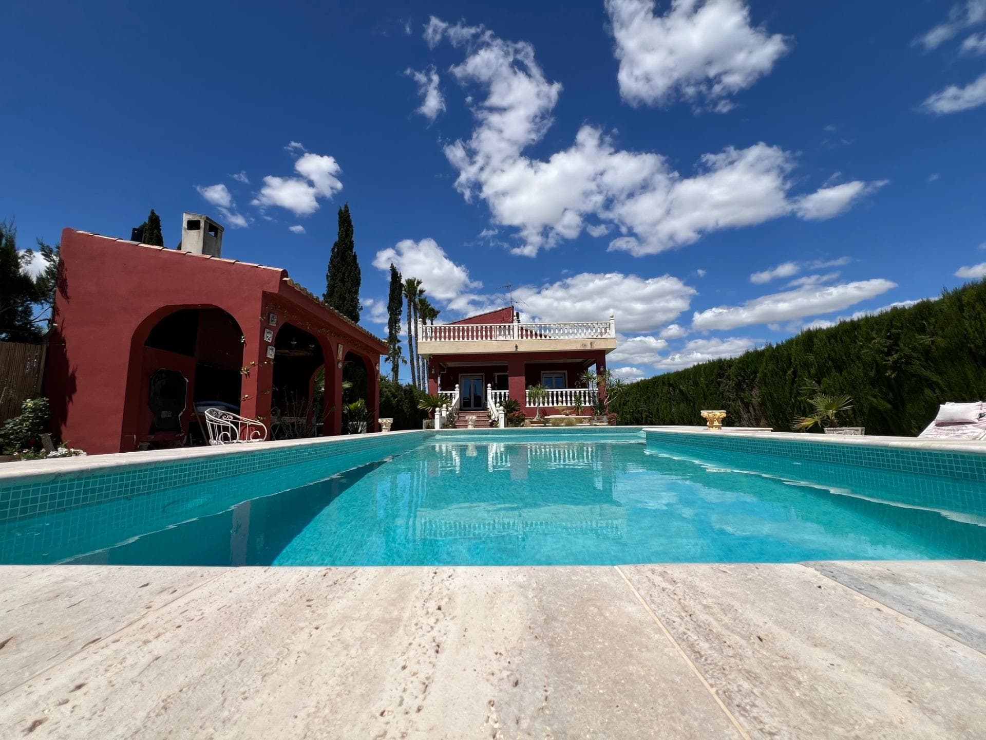 Magnífica villa de dos plantas con parcela privada, situada a tan solo 10 minutos a pie del centro. La propiedad ofrece aproximadamente 200 m² de superficie habitable y cuenta con un porche orientado al sureste, ideal para disfrutar del sol durante todo el día. En la planta baja, se encuentran 3 amplios dormitorios con armarios empotrados, un aseo de cortesía, un baño completo y un gran y luminoso salón con cocina americana totalmente equipada y zona de comedor con isla central. En la planta superior, se encuentra el espacioso dormitorio principal con acceso directo a una terraza solárium privada con impresionantes vistas panorámicas. La planta baja también dispone de una terraza con vistas a la piscina privada, creando el espacio perfecto para relajarse y disfrutar del aire libre. La zona exterior incluye además una zona de barbacoa, ideal para recibir a familiares y amigos durante todo el año. La parcela cuenta con una pérgola con aparcamiento para hasta 4 vehículos en la entrada, así como un precioso jardín paisajístico con árboles maduros, zonas de descanso y un área de juegos infantiles. Situada en una zona residencial tranquila y apacible, esta excepcional villa combina a la perfección comodidad, espacio y privacidad, a la vez que se encuentra cerca de todos los servicios y comodidades.