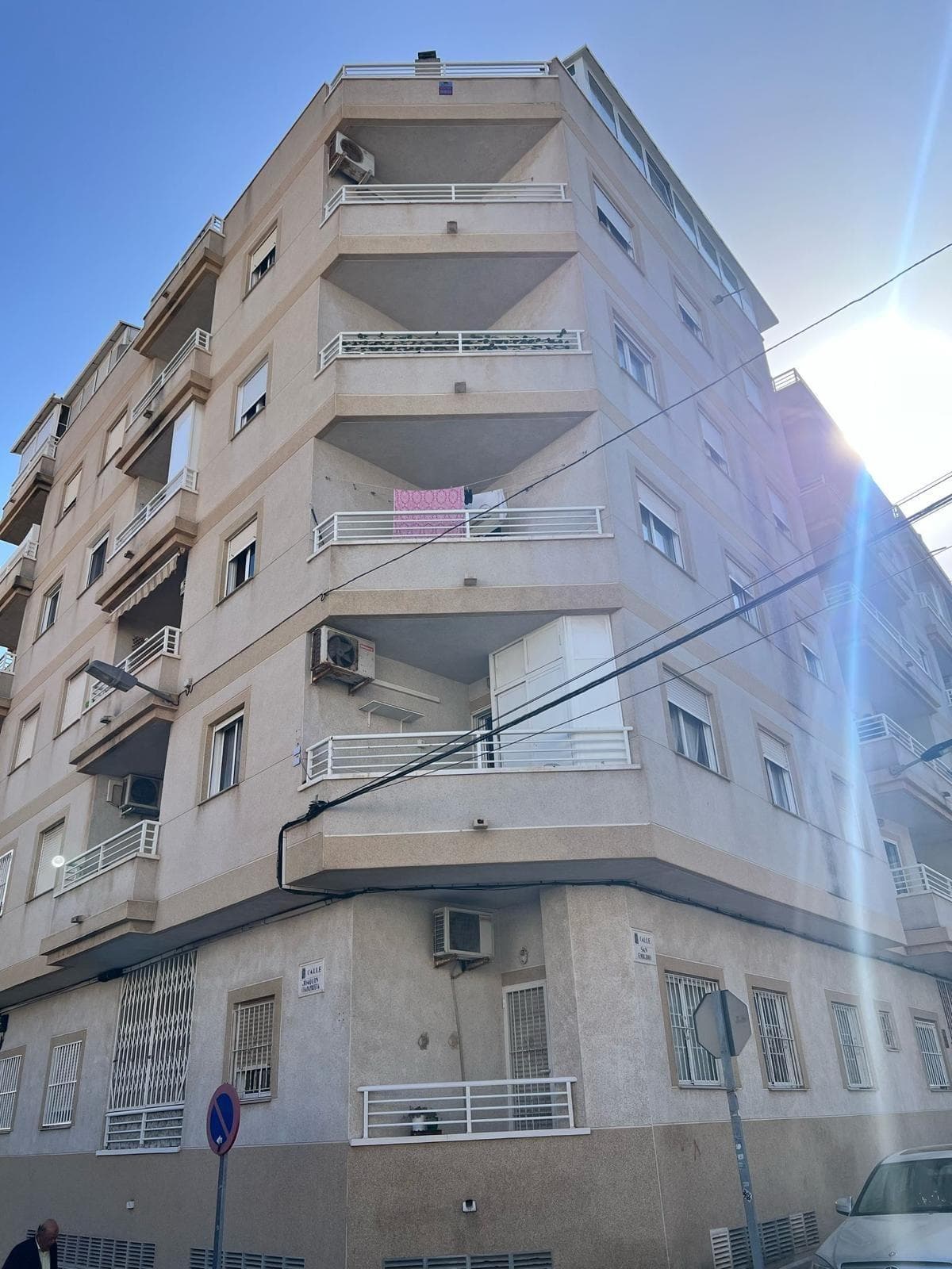 Céntrico, apartamento,de 63m2 de 2 dormitorios, cocina independiente, terraza con vistas despejadas y cuarto del baño completo;ubicado en 3 planta, edificio año 2002, buena orientación. Precio incluido plaza de aparcamiento subterráneo.