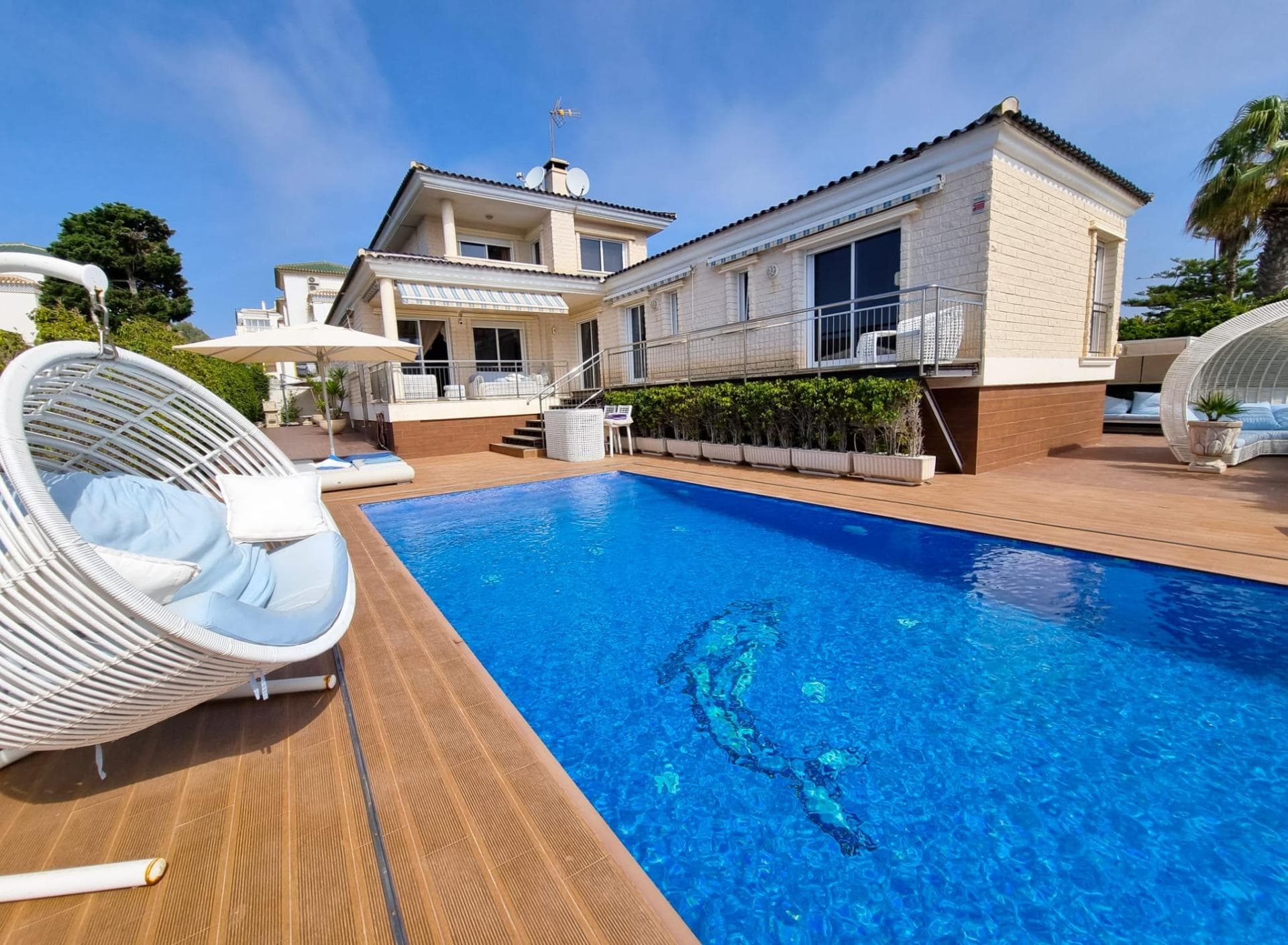 We are pleased to present this exclusive and spacious villa located in one of the most sought-after areas of Torrevieja, just a few minutes’ walk from the popular La Mata beach. The villa offers 420 m² of built area on a 790 m² plot and is distributed over three floors. On the main level, you’ll find a spacious living room with access to a large terrace, a fully equipped kitchen, three bedrooms, two bathrooms, and two guest toilets. The top floor features two more bedrooms, a bathroom, and a cozy balcony with stunning views of the surroundings and the Mediterranean Sea. The basement includes a large common area, a walk-in wardrobe that can be used as a bedroom, a laundry room, and a luxury spa area with a Finnish sauna, Turkish bath, and shower. Outside, the property offers a beautiful pool area, several relaxation zones, and parking space for multiple cars. The villa is part of a well-maintained community with a shared garden and tennis court. 📌 Features: 5 bedrooms 5 bathrooms Living area: 370 m² Built area: 420 m² Plot: 790 m² Private pool Spa with sauna Terrace and balcony with sea views Parking Shared garden and tennis court A perfect home for those seeking space, comfort, and a premium location by the sea. Welcome home!