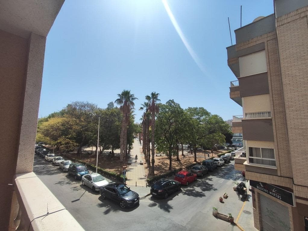 Discover this charming 2-bedroom apartment in the heart of Torrevieja, Costa Blanca – just a short walk from the beach and city center! Located in a peaceful residential area, this 68 m² apartment offers comfort, convenience, and a beautiful view of the park. 🛏️ Bedrooms: 2 🛁 Bathroom: 1 (with window) 📐 Build size: 68 m² 🏊 Pool: Communal 🌳 View: Park 🪟 Terrace: Private balcony overlooking the park 💶 Community fees: €400/year 🏡 IBI: [To be confirmed] ✨ Features: Communal swimming pool Built-in wardrobes WiFi and fiber internet Oven, microwave, washing machine Bright and well-ventilated with natural light 📍 Location Highlights: 🏖️ Beach: 10 minutes walking 🛍️ Shopping center: 15 minutes walking 🏙️ Town center: 5 minutes walking 🏥 Hospital: 5 minutes walking 🚌 Bus station: 5 minutes walking 🚓 Police station: 5 minutes walking ✈️ Alicante Airport: 45 minutes by car 🛒 Supermarket: 5 minutes walking This apartment is perfect as a holiday home, investment, or year-round residence. Don’t miss this opportunity to own a piece of sunny Torrevieja with park views and great accessibility! 📞 Contact us today to schedule a visit or request more information!