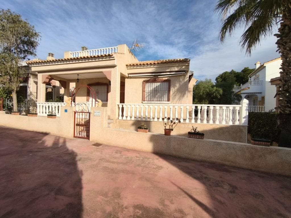 We presents at the Costa Blanca Alicante a downstairs Chalet with solarium in Algorfa Its haves 3 bedrooms, a american kitchen with galeria and an equiped bathroom! There is a basement from 18m2 and a porche! Further a jardin and a comunal swiming pool! With te car 15m drive to the city Torrevieja!