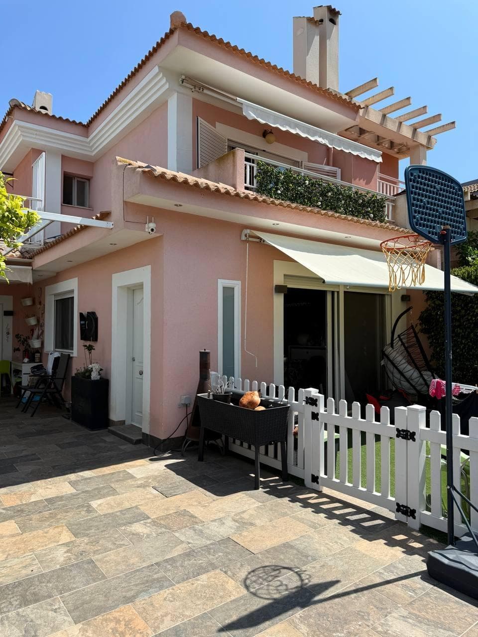 Les presentamos una casa adosada acogedora y totalmente renovada, situada en una de las urbanizaciones más completas y demandadas de la zona, perfecta para quienes buscan tranquilidad, calidad de vida y acceso a todos los servicios necesarios. La vivienda se distribuye en dos plantas con espacios amplios y luminosos. En la planta baja, un salón comedor con chimenea y acceso a una terraza privada donde disfrutar del aire libre durante todo el año. La cocina moderna está equipada con electrodomésticos de alta gama y conecta con una galería práctica que también da acceso a la terraza. Aquí encontramos uno de los tres dormitorios, ideal como habitación de invitados o despacho, además de un baño completo con bañera. En la planta superior, dos dormitorios espaciosos, cada uno con su propia terraza, proporcionando privacidad y vistas despejadas. La habitación principal ha sido ampliada durante la reforma para mayor confort. Un segundo baño completo con acabados de calidad completa esta planta. La reforma integral incluyó renovación de fontanería y electricidad, nuevos suelos interiores y exteriores, y otras mejoras, dejando la vivienda lista para entrar a vivir. Además, cuenta con aire acondicionado y calefacción eléctrica para confort en cualquier época. La urbanización ofrece múltiples instalaciones deportivas y de ocio: pistas de pádel, tenis y multideporte, piscina, club social y zonas verdes para disfrutar en familia o con amigos. Muy cerca, todas las comodidades necesarias, y junto a la urbanización se está construyendo una nueva escuela, ideal para familias con niños.