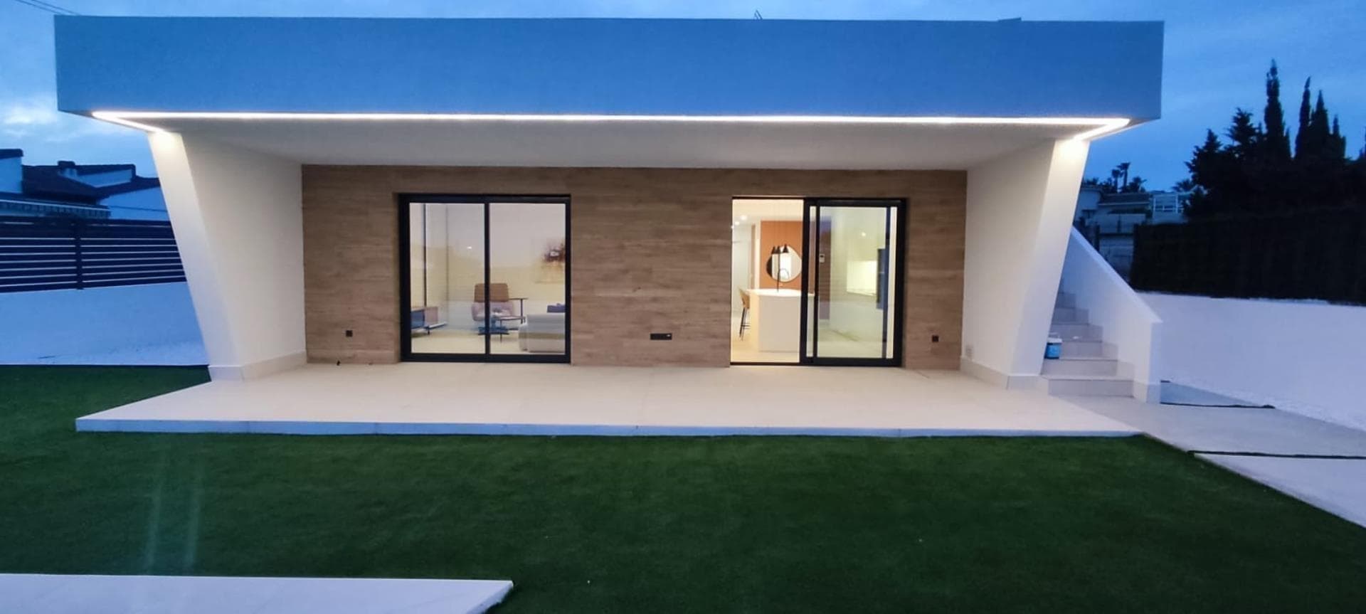 Descubre esta espectacular villa de lujo ubicada en la codiciada zona de Ciudad Quesada. Con una generosa superficie construida de 150 m² y una amplia parcela que abarca los 530 m², este hogar es sinónimo de exclusividad y confort. La propiedad cuenta con tres habitaciones dobles luminosas, cada una diseñada para el máximo bienestar; además dispone de tres baños completos y un aseo adicional para mayor comodidad. La cocina está completamente equipada con electrodomésticos modernos e integrada armoniosamente al resto del entorno gracias a su acabado elegante utilizando carpintería interior en madera natural. Su orientación sur asegura luz natural durante todo el día mientras que el suelo gres porcelánico le otorga un toque sofisticado. Entre las características adicionales destacan: aire acondicionado central, armarios empotrados amplios y gimnasio privado para aquellos apasionados por mantenerse activos desde casa. El jardín es ideal para disfrutar momentos al aire libre rodeado por árboles frutales, y podrás relajarte junto a tu piscina propia o tomar sol en el espléndido solárium disponible  Ubicada estratégicamente cerca servicios esenciales como centros comerciales , médicos colegios hospitales., parques infantiles así como transporte público cercano proporcionando fácil acceso hacia otras áreas urbanizadas . Además ofrece hermosas vistas despejadas sobre paseos naturales ideales para caminar o correr