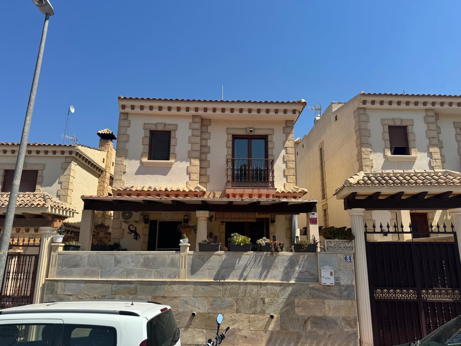 We present this magnificent property located in one of the most peaceful and scenic areas of Bigastro. A perfect place for those seeking privacy, nature, and tranquility close to town. 📐 Total built area: 221 m² 🛏️ Bedrooms: 4 🛁 Bathrooms: 3 🚗 Garage: private underground 🌄 Views: valley and mountains 🔥 Fireplace: yes 🌿 Garden: private 🌞 Terraces: 2 with panoramic views Spread over two floors, the house offers a comfortable and functional layout for the whole family. Spacious, light-filled rooms create a welcoming atmosphere, and the two terraces offer breathtaking views — ideal for morning coffee or evening relaxation. On the ground floor: large living room with fireplace, kitchen, one bedroom, and a bathroom. The upper floor features three bedrooms, two bathrooms, and access to a terrace with open views. There is also a private underground garage with extra storage space. 🏠 Key features: Very quiet residential area Generous living spaces Natural light throughout Ideal as a permanent home or holiday retreat Panoramic views 📍 Excellent location, just a few minutes from shops, schools, and all essential services. 📞 Contact us today for more information or to schedule a viewing!