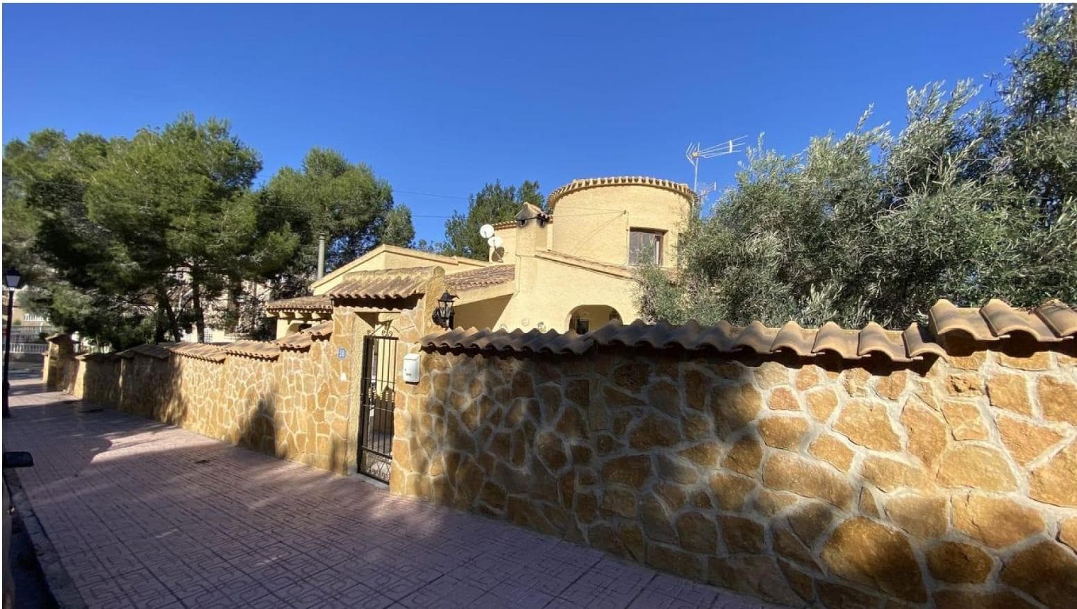 Se ofrece a la venta un chalet único en su clase, ubicado en una zona residencial muy tranquila y rodeada de pinos. Perfecto para quienes buscan privacidad, amplitud y un entorno natural. La parcela de 800 m² cuenta con un jardín maduro, piscina privada y varias zonas exteriores ideales para el descanso. La vivienda tiene una superficie construida de 325 m² y dispone de aproximadamente 10 habitaciones, distribuidas de forma flexible gracias a sus 5 entradas independientes, lo que permite dividir la casa en varias unidades habitables. Es una propiedad ideal para uso multifamiliar o como inversión, con excelente potencial para alquiler vacacional o de larga estancia. Equipada con aire acondicionado y calefacción central en toda la planta baja, lo que garantiza confort durante todo el año. Ubicación estratégica, muy cerca de un centro comercial, colegios, supermercados y todos los servicios esenciales. La famosa playa de Campoamor se encuentra a solo 3,8 km. Oportunidad única tanto para residencia como para negocio.