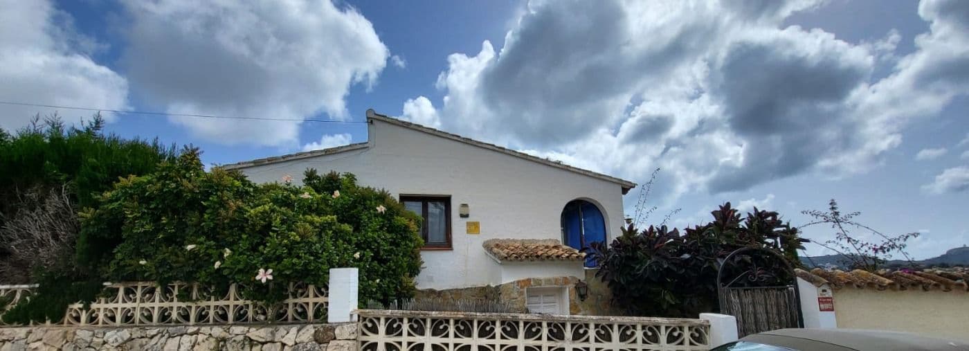 Se ofrece a la venta una vivienda para reforma integral, ubicada en una zona muy tranquila, verde y prestigiosa de Moraira. Una opción ideal para quienes desean construir la casa de sus sueños o desarrollar un proyecto de inversión en la Costa Blanca. La parcela de 935 m² está rodeada de naturaleza y ofrece un alto nivel de privacidad. La vivienda tiene una superficie construida de 167 m² y gran potencial para redistribución, ampliación o división en varias unidades (previa obtención de permisos). Gracias a su excelente ubicación, la propiedad se encuentra cerca del centro de Moraira, de las playas, restaurantes y todos los servicios esenciales. Características: Parcela: 935 m² Superficie construida: 167 m² Vistas a zona verde Necesita reforma completa Una oportunidad única para adquirir una propiedad en una de las zonas más exclusivas de la Costa Blanca.