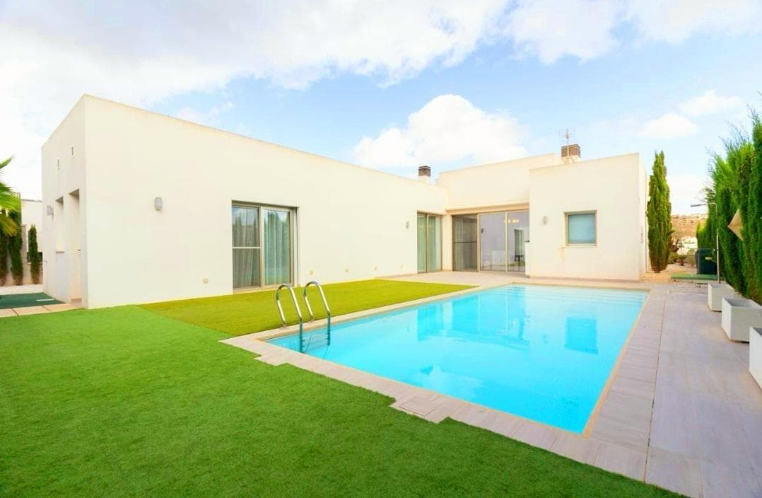 📍 One of the most prestigious areas of the Costa Blanca! ✨ Property description: Charming villa with a spacious terrace, garden and heated pool – perfect for year-round living and relaxation. ▪ Built area: 170 m² ▪ Plot size: 600 m² ▪ 3 bedrooms ▪ 2 bathrooms with underfloor heating ▪ Walk-in wardrobe ▪ Office ▪ Laundry room ▪ Storage room ▪ Heated swimming pool ▪ Extra room – ideal as a summer kitchen or independent guest bedroom ▪ Parking for 3 cars 🔧 Year built: 2014 💶 IBI tax: €550/year 🏖 Just 6 km from the beach 🛋 Sold furnished, with appliances and air conditioning