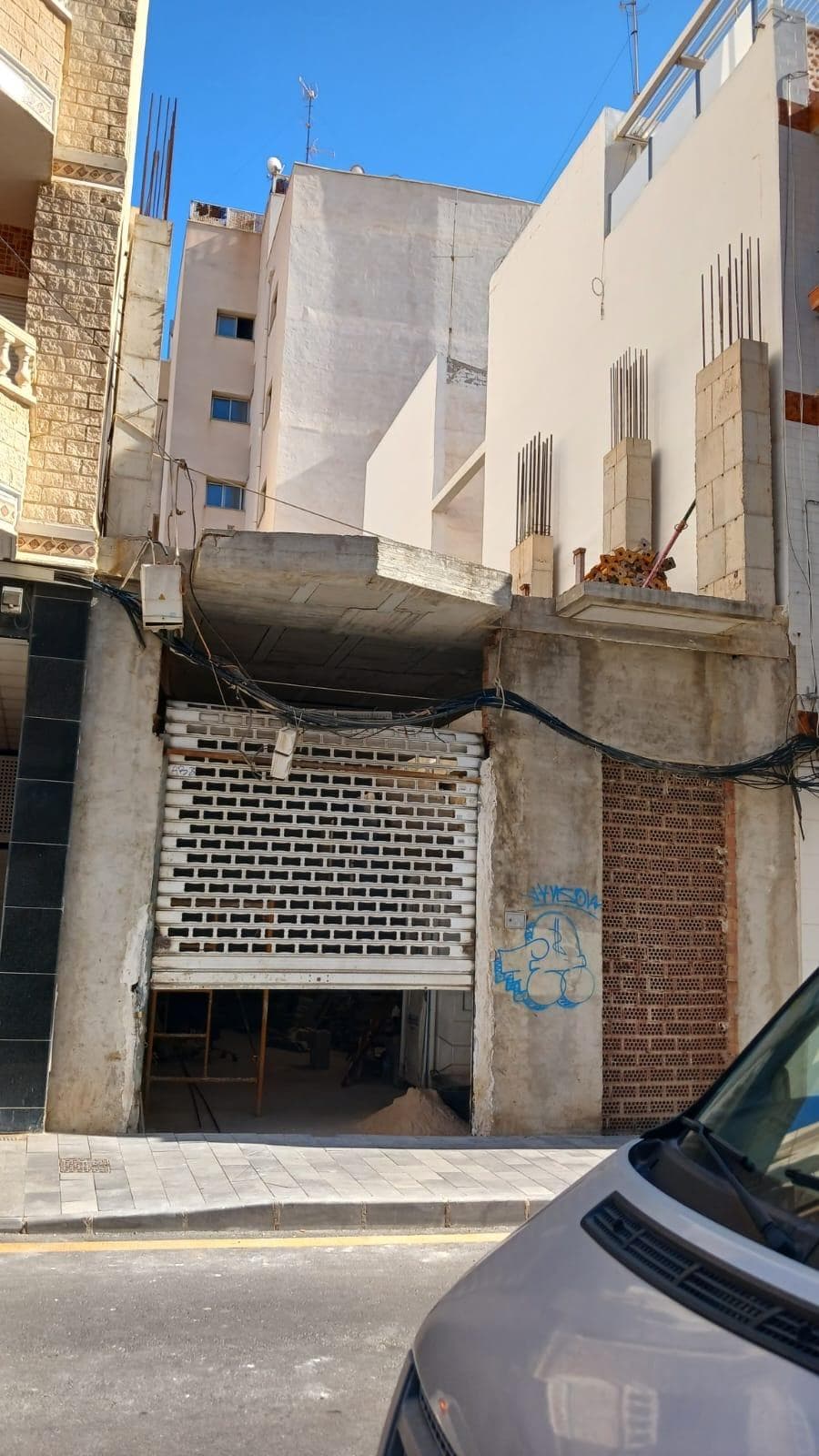 For sale: plot of land in the heart of Torrevieja, just steps from the beach (second line), with an approved architectural project for a 3-storey residential building. The project includes 4 two-bedroom apartments — one on each floor. Excellent investment opportunity for residential or tourist rentals. Prime location close to the sea, shops, restaurants, and all city amenities.