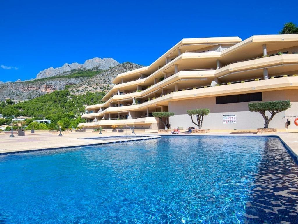 Spacious and bright apartment for sale in the exclusive Villa Marina Golf development, just 500 meters from Altea Hills. A perfect blend of privacy, security, and breathtaking views of the Mediterranean Sea, mountains, and the bays of Altea and Benidorm. The property has a total built area of 253 m², featuring a large living-dining room, fully equipped open-plan kitchen, 3 bedrooms with built-in wardrobes, 2 modern bathrooms, and an impressive 100 m² terrace with stunning panoramic views. Included in the price are a private underground parking space and a 11 m² storage room, both conveniently located near the apartment. The premium complex offers: 2 communal pools (including a children’s pool) showers and toilets in the pool area landscaped relaxation areas 24-hour concierge and security video surveillance lift A serene and prestigious location, close to nature, beaches, golf courses, and all services in Altea.