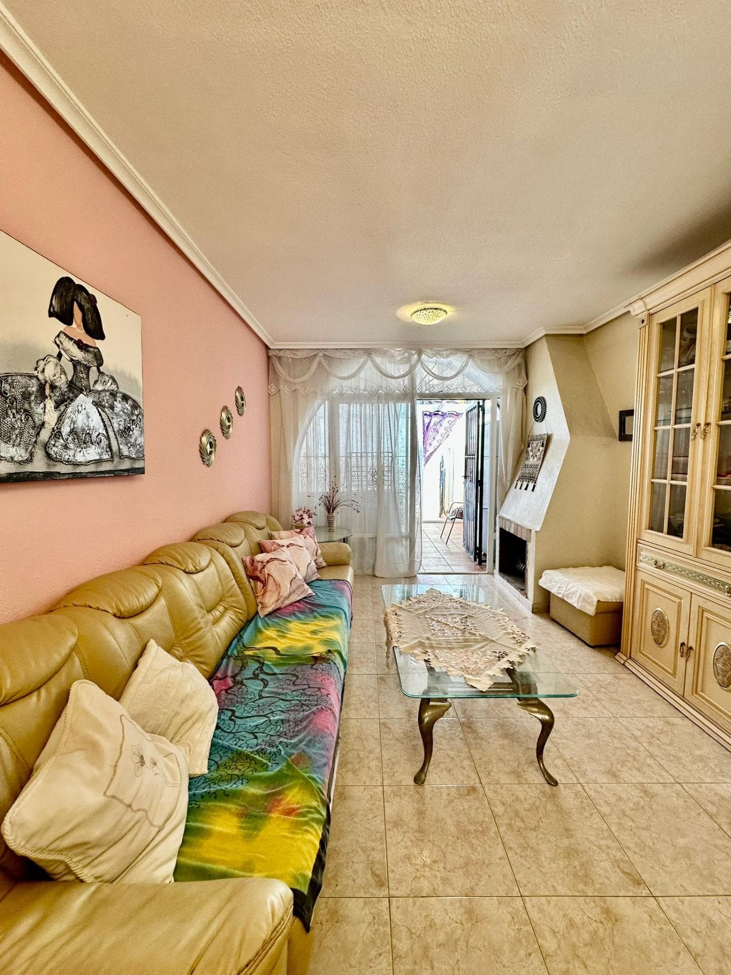 Ubicado en la tranquila Calle París, este encantador adosado de 127 m² (incluyendo terrazas acristaladas) se distribuye en dos plantas y ofrece amplitud, luz natural y confort. La vivienda cuenta con 2 dormitorios, 2 baños completos, cocina equipada y salón luminoso con acceso directo a una de sus cuatro terrazas. Las zonas exteriores, perfectas para disfrutar del clima mediterráneo, incluyen terrazas abiertas y acristaladas para todo el año. La propiedad dispone de plaza de aparcamiento y acceso a la piscina comunitaria de la urbanización. Situada a tan solo 900 metros de la playa y cerca de todos los servicios. Características principales: 127 m² construidos (incl. terrazas acristaladas) 2 dormitorios, 2 baños 4 terrazas Piscina comunitaria Plaza de parking incluida A 900 m de la playa Ideal como vivienda habitual, segunda residencia o inversión en una de las zonas más demandadas de la costa.