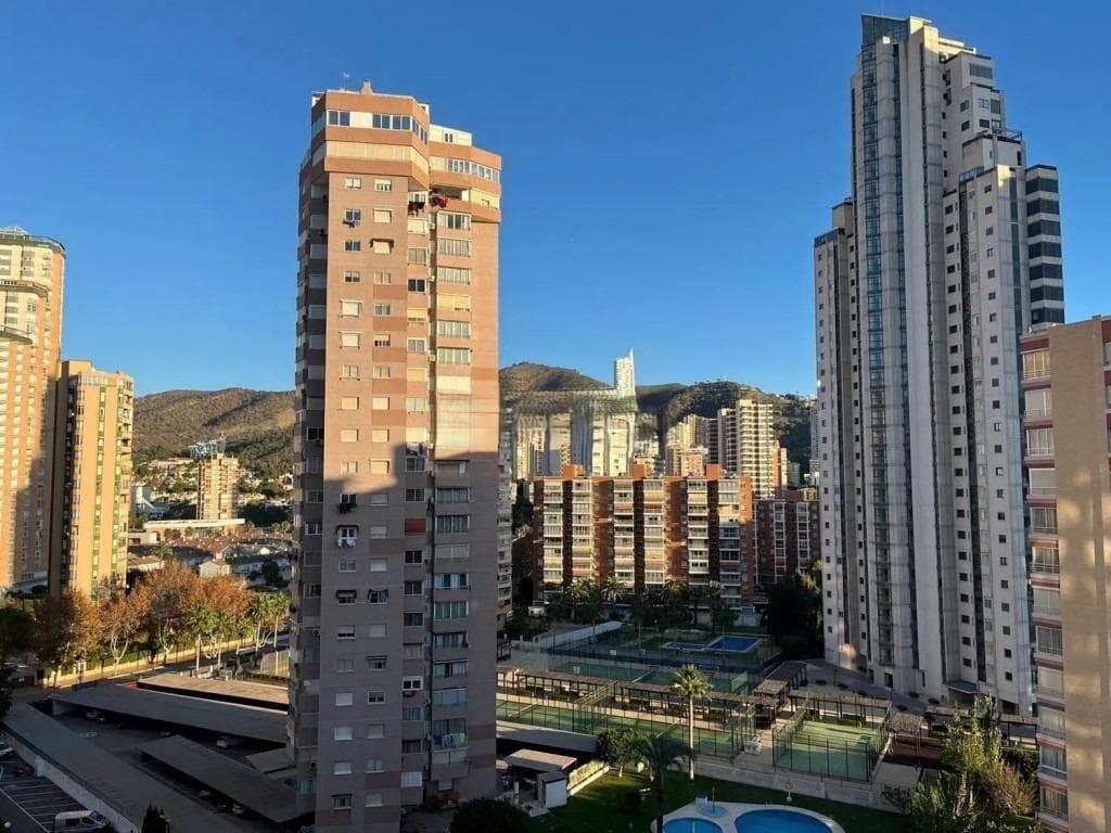 We present at the Costa Blanca Alicante a Beautiful spacy Apartment at the eleven floor in Benidorm with a panaromic view! This flat have 3 bedrooms, 2 bathrooms and a terrace! There is a comunal swimmingpool with garden, tennis courts and parking! Close to the beach and center of the city!