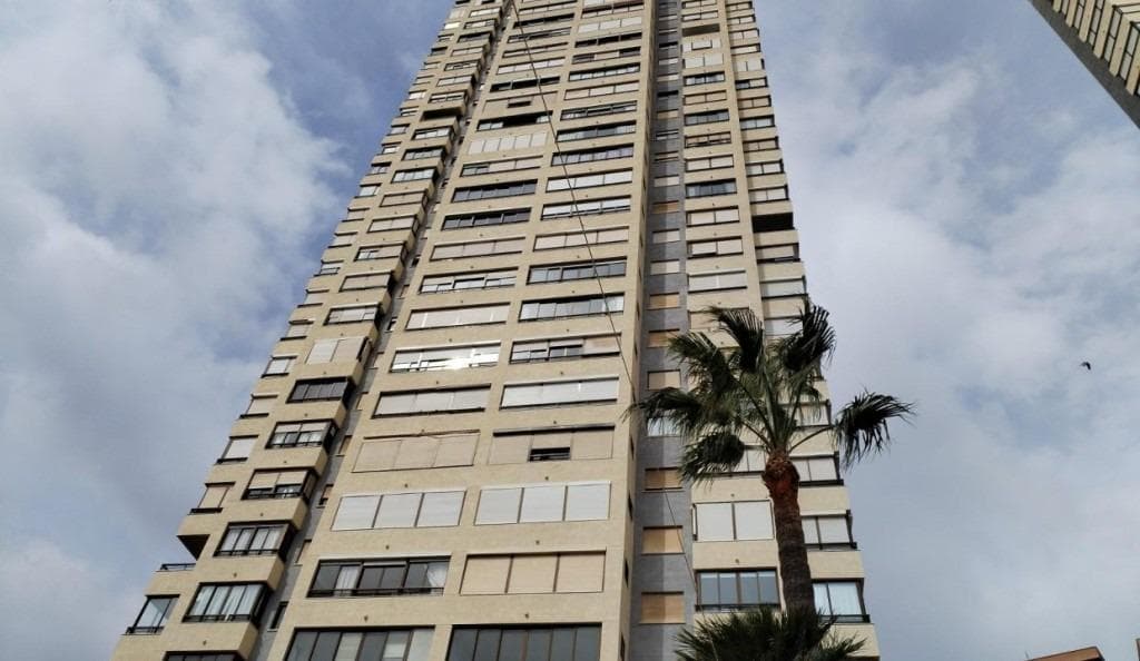 We present at the Costa Blanca Alicante a Beautiful apartment in Benidorm zone juzgasos with 2 double bedrooms, a bathroom, an equiped kitchen and a terrace with an open view! Outside there is a comunal swimmingpool with a garden! Walking distance to everthing!