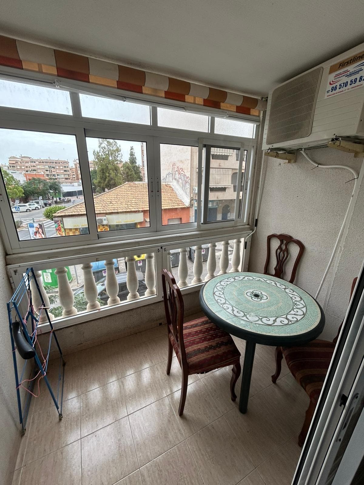 Apartment in the heart of the city, with 2 bedrooms, a fully equipped kitchen, and a communal pool. An affordable and well-located option, ideal as a first home or investment on the Costa Blanca.