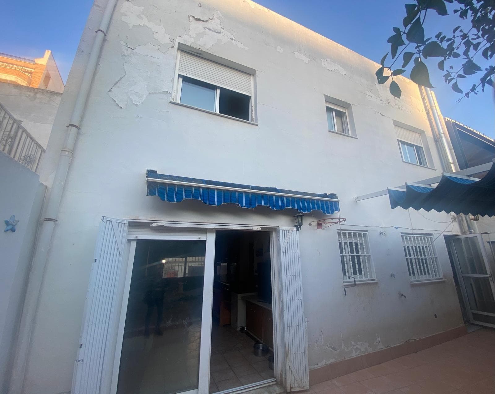 Great opportunity! Detached villa with a 250 m² plot and 180 m² built area, located in the heart of the city. The home features 4 bedrooms, 2 full bathrooms, a separate kitchen with access to the patio, and several terraces perfect for enjoying the Mediterranean climate. This property offers great potential for renovation and customization. Just 1.1 km from the coast, in an area with all amenities nearby: supermarkets, banks, schools, and bus stops.