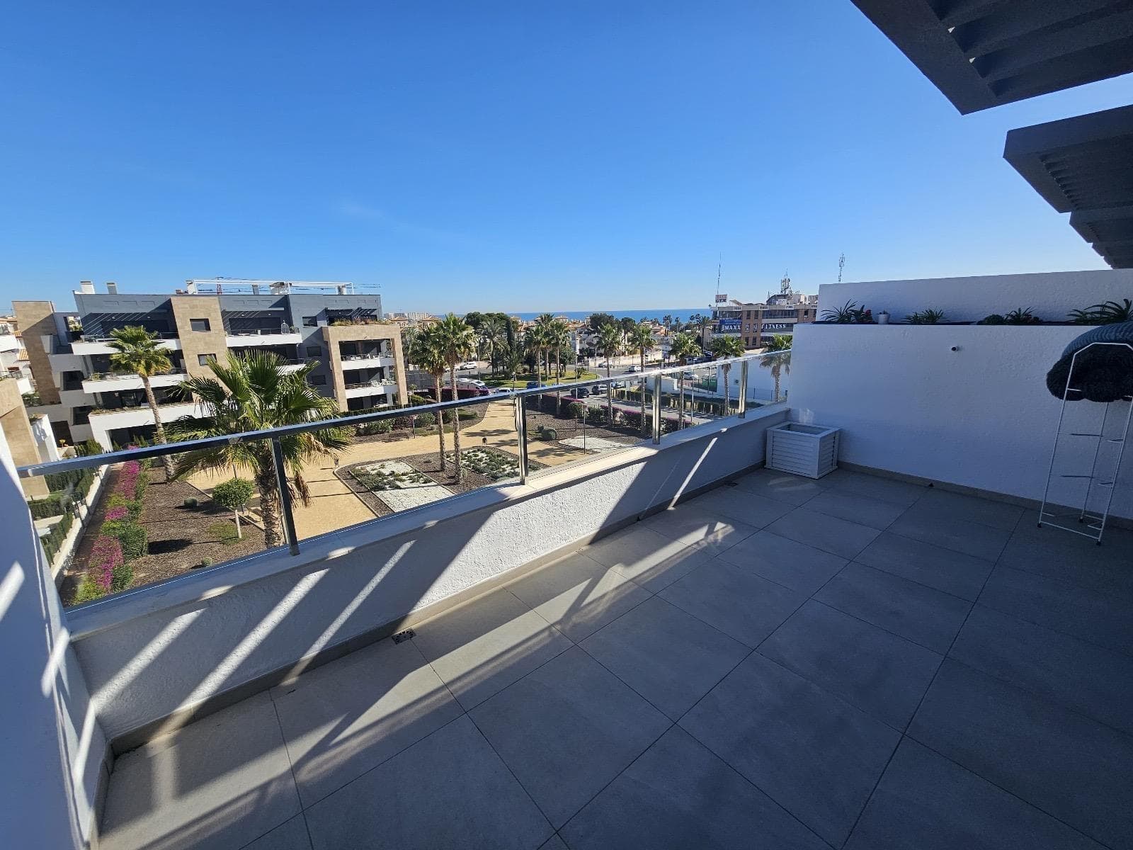 Offers are being accepted! An excellent opportunity to acquire this immaculate penthouse in perfect condition, ready to move into. It has 2 bedrooms and 1 bathroom and is located in Flamenca Village, in Playa Flamenca. Located in one of the most exclusive residential areas of Orihuela Costa, this penthouse perfectly combines luxury, a privileged location, and quality of life. Just a few minutes' walk from Playa Flamenca beach and very close to the Zenia Boulevard shopping center, this property is ideal as a permanent residence, vacation home, or investment. The apartment offers two spacious and bright bedrooms, an elegant modern bathroom, and an open-plan living and dining area with high-quality finishes. The kitchen is fully equipped with top-of-the-range appliances, ready to be used from day one. The main attraction is the private solarium, a unique outdoor space for sunbathing, hosting al fresco meals, or enjoying evenings under the stars. The gated community offers resort-style amenities: four communal pools (two heated), jacuzzis, a gym, a sauna, landscaped gardens, and even a poolside bar with live music. It also features underground parking, 24/7 security, high-speed Wi-Fi, and a host of amenities for a carefree stay. With all amenities at street level—restaurants, shops, beaches, and entertainment options—this penthouse represents a unique opportunity to enjoy the best lifestyle in the heart of Playa Flamenca.