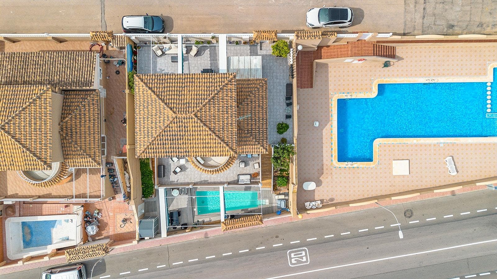 Eksklusiv uavhengig villa i middelhavsstil med havutsikt og privat svømmebasseng i Los Altos, Torrevieja Oppdag denne magnifikke uavhengige villaen i et av de mest ettertraktede områdene i Torrevieja. Med en elegant middelhavsstil design, tilbyr denne eiendommen den perfekte balansen mellom komfort, privatliv og nærhet til alle tjenester. 5 soverom | 3 bad | 131 m² bygget | 330 m² tomt Fremragende beliggenhet: Ligger i det stille utbyggingsområdet Los Altos, bare noen få minutter fra strendene i Punta Prima, med enkel tilgang til skoler, supermarkeder, restauranter og kjøpesentre som La Zenia Boulevard og Habaneras. Hjemmets fordeling: ✔ Første etasje: Lyst stue med tilgang til terrasser og avslapningsområder. Fullt utstyrt kjøkken i egen seksjon med vaskerom. 1 soverom og 1 bad med dusj. Vakker veranda og hager. ✔ Øverste etasje: 2 soverom. 1 fullt bad med badekar. Terrasse med klar utsikt. ✔ Halvkjeller: 2 ekstra soverom, perfekte for gjester. Fritidsområde. 1 fullt bad med badekar. Bod. Verktøyrom. På denne etasje er det direkte tilgang til det spektakulære private saltvannsbassenget og en koselig terrasse med peis. 🔹 Du vil elske: ✅ Det private saltvannsbassenget. ✅ Flere terrasser for å nyte solen og utendørs. ✅ Utbygging med felles svømmebasseng. ✅ Selges fullt møblert. ✅ Utmerket kommunikasjon med AP-7 og N-332, som letter tilgangen til Torrevieja, La Zenia og Alicante flyplass. En unik eiendom, ideell som både permanent bolig og for å nyte en uforglemmelig ferie på Costa Blanca. Ikke gå glipp av denne muligheten! Kontakt oss for mer informasjon eller for å avtale en visning. Skatter og avgifter ikke inkludert i prisen.