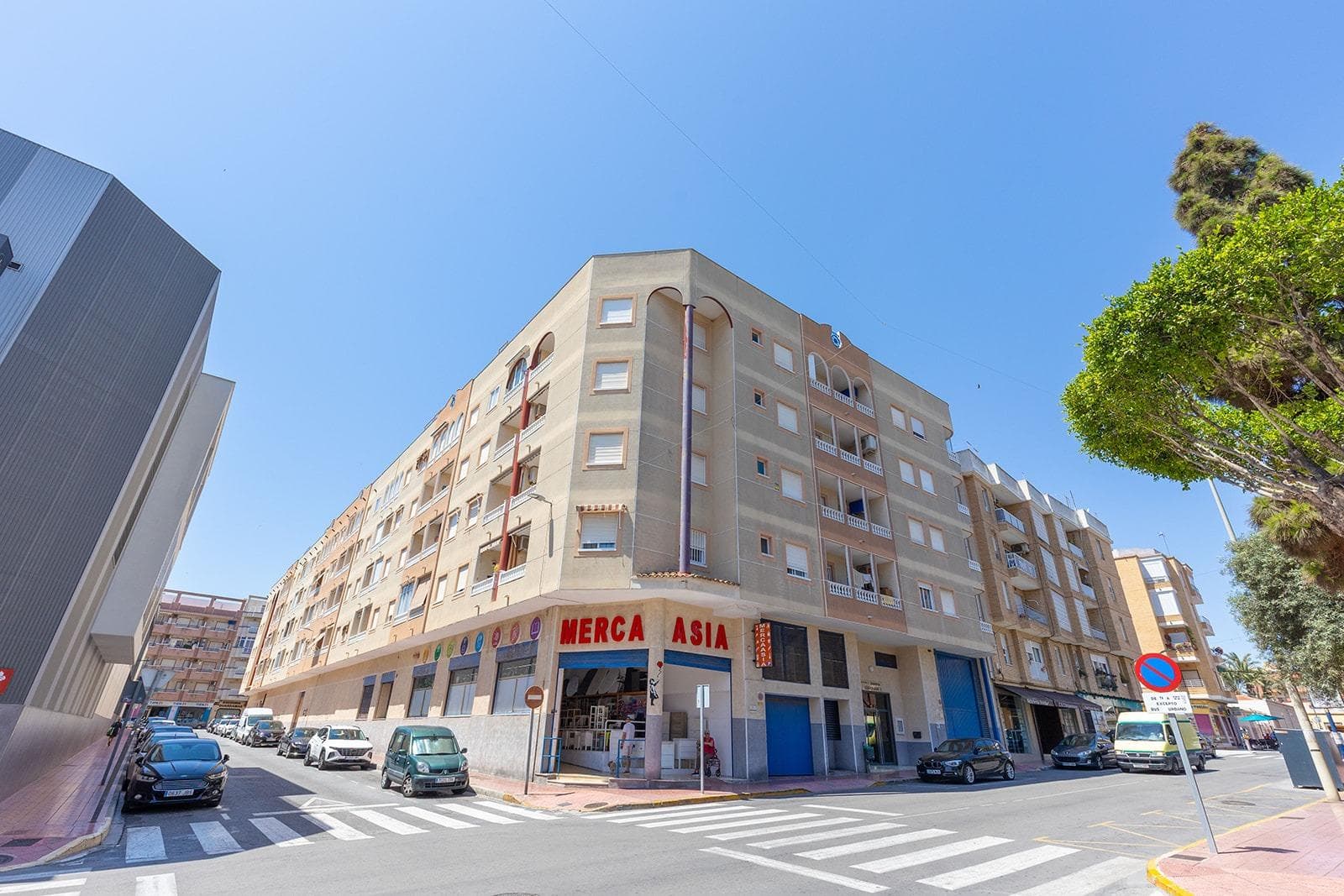 Bienvenido a Guardamar del Segura, te presentamos este encantador ático ubicado en un edificio impecable con ascensor. Ubicación de ensueño: Descubre este fantástico piso en una cuarta planta en pleno centro de Guardamar del Segura. Imagina vivir a tan solo 500 metros de la playa. Todo a tu alcance: ¡Olvídate del coche! Aquí lo tienes todo: Cafeterías y restaurantes a pocos metros del apartamento. Parques, supermercados, zonas de ocio y todos los servicios que necesitas para el día a día. Es el lugar perfecto para vivir todo el año o disfrutar de unas vacaciones inolvidables. ¡Además, una parada de autobús justo en la puerta te conecta con todo! Espacio y comodidad: Este luminoso apartamento de 59 m² construidos (46 m² útiles), con un balcón de 3,5 m² con vistas despejadas donde podrás disfrutar del aire fresco y la tranquilidad. Con una privilegiada orientación oeste, te ofrece un ambiente acogedor y funcional. Cuenta con: ✅ Salón-comedor perfecto para sus momentos de relax. ✅ Dos dormitorios ideales para descansar. ✅ Cocina americana totalmente equipada y con ventanas para una mejor ventilación. ✅ Aire acondicionado frío/calor. ✅ Ventiladores de techo en todas las habitaciones. ✅ Se vende amueblado. ✅ Armarios empotrados. ✅ Totalmente aislado del ruido del tráfico. ✅ Baño completo con bañera. ✅ Un encantador balcón de 3,5 m² con vistas despejadas donde podrá disfrutar del aire libre y la tranquilidad. ✅ Disfrute de la zona residencial: El edificio, con ascensor, le ofrece comodidad y fácil acceso. ✅ Además, el patio cuenta con una fantástica piscina comunitaria adaptada tanto para adultos como para niños. En el patio hay un amplio patio donde la relajación está garantizada, así como una azotea comunitaria para disfrutar de las vistas y el buen tiempo. Aparcamiento y servicios cercanos: Aparcamiento público: Encontrar aparcamiento público en el centro de Guardamar puede ser difícil durante la temporada alta. Sin embargo, existen varias opciones, como la Zona Azul o la posibilidad de alquilar garajes privados en edificios cercanos. Mercadona muy cerca: ¡Sí, tienes un Mercadona justo al lado! Allí podrás hacer tus compras diarias fácilmente a pie. En resumen, la propiedad se encuentra en una ubicación excelente, con acceso a supermercados, transporte público y todos los servicios que necesitas. 🏖️ ¡No pierdas esta oportunidad única de vivir la vida que siempre has soñado en Guardamar del Segura! Contáctanos para más información o para concertar una visita.
