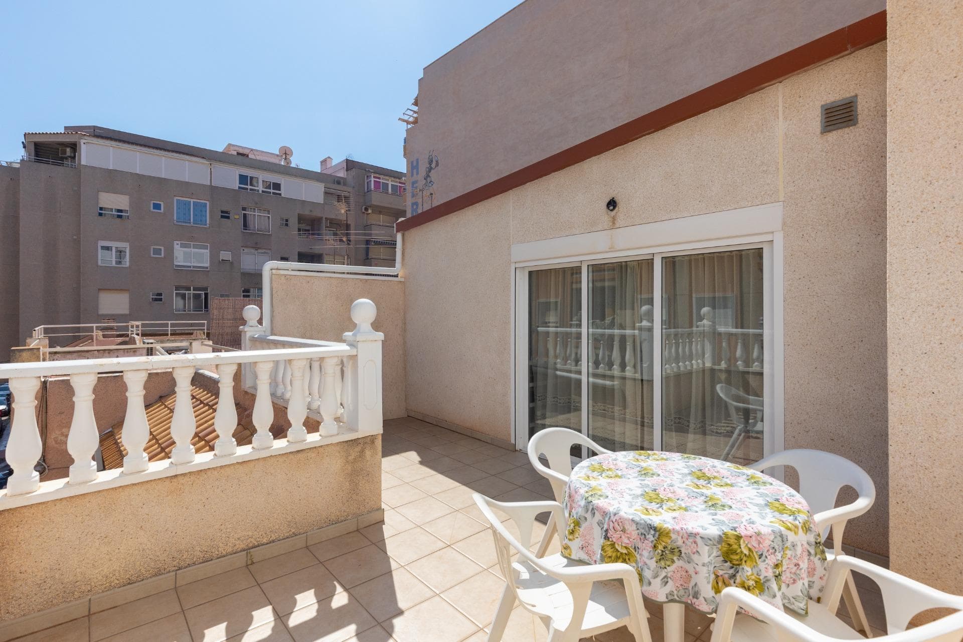 Stunning Top-Floor Bungalow with Private Solarium – Walking Distance to the Beach LIVE THE MEDITERRANEAN DREAM IN TORREVIEJA! Can you imagine having your own private solarium just steps from the beach? We present this top-floor bungalow in Calle Arquitecto Larramendi. ✨ Why you will love it: ✅ 75 m² of pure light and spacious areas. 45 m² solarium ✅ 3 Bedrooms: two on the main floor and one loft-style on the upper floor. ✅ 2 Full bathrooms: one with a bathtub and one with a shower. ✅ Fitted wardrobes. ✅ Air conditioning and a cozy fireplace. ✅ Independent kitchen and separate laundry room. ✅ Great privacy. ✅ A giant solarium for your dinners under the stars! 🥂 📍 Top location in Torrevieja, Alicante. Very close to the beach and all amenities. Ideal for year-round living or as a holiday investment. Want to schedule a viewing? Write or call us!