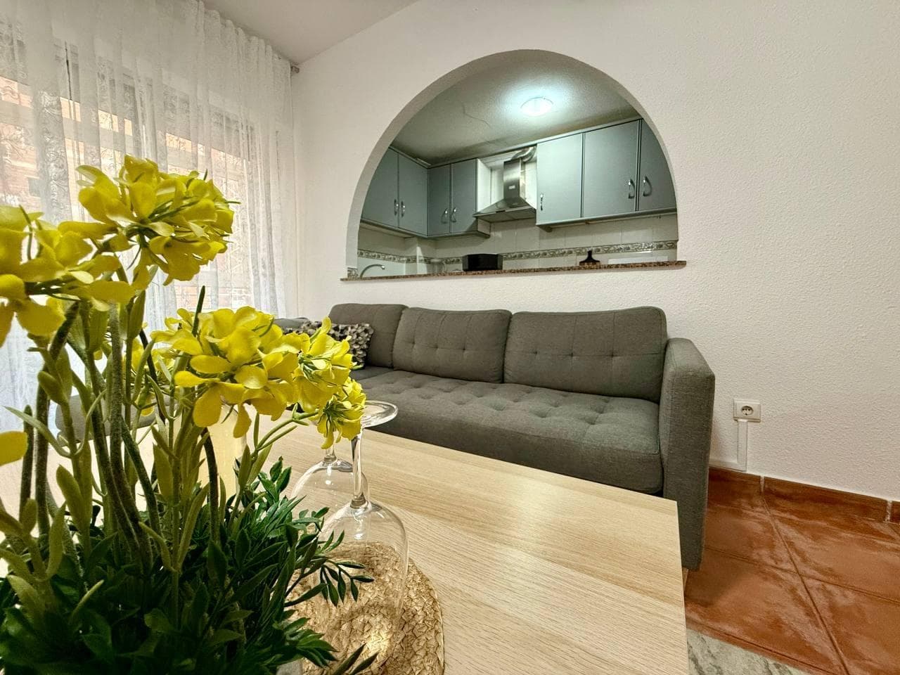 Descubra este exclusivo apartamento ubicado en la codiciada zona de Playa del Cura, Torrevieja. Con una superficie construida de 89 m², esta propiedad ofrece un diseño moderno y funcional que se adapta a sus necesidades. Cuenta con dos acogedoras habitaciones ideales para el descanso familiar, además de dos baños completos que garantizan comodidad y privacidad. La joya del inmueble son sus tres amplias terrazas donde podrá disfrutar del clima mediterráneo durante todo el año; perfectas para relajarse al sol o compartir momentos inolvidables con amigos y familiares. Además, su ubicación estratégica permite acceder fácilmente a la playa —situada a solo 150 metros— así como a comercios locales y servicios esenciales. El edificio cuenta también con ascensor para mayor confort en su día a día. No pierda la oportunidad de vivir cerca del mar en un entorno privilegiado.