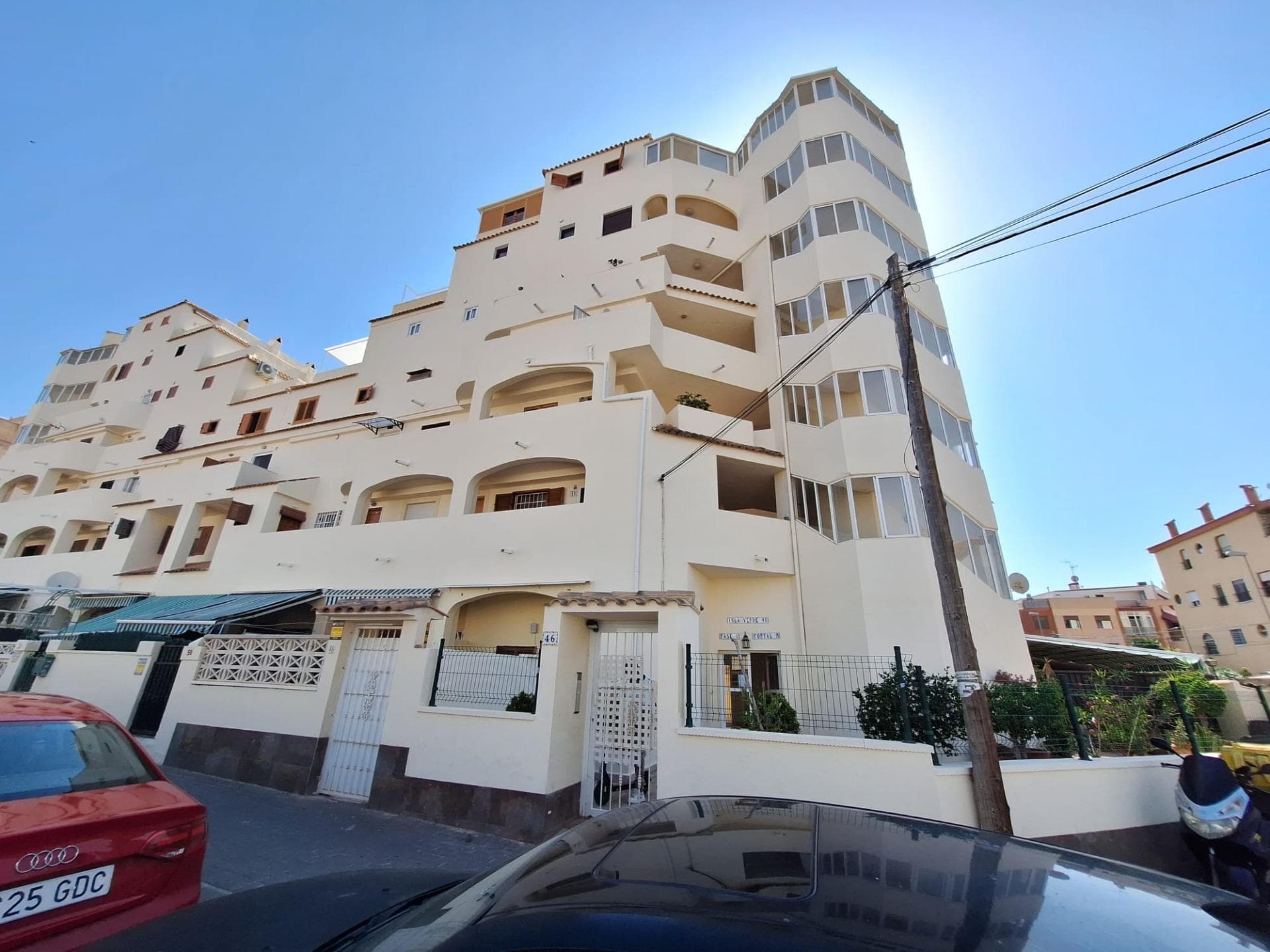 Discover this charming apartment situated in the coveted area of Nueva Torrevieja, a perfect location that combines comfort and tranquility. With an attractive price of €111,900, this property presents an excellent opportunity for both permanent residences and vacation getaways. The property has a built area of 40 m², offering a practical and functional space ideal for fully enjoying the Mediterranean lifestyle. Highlighting its fully exterior character, the apartment is very bright thanks to its large windows that allow constant natural light throughout the day. Its cozy design invites you to relax after a long day under the Spanish sun; there’s no better place to recharge. Although it consists of only one simple bedroom, the spaces are well distributed providing comfort without sacrificing quality or aesthetics. The property's condition allows you to move in immediately without the need for additional renovations, which represents another significant advantage if you are looking to move quickly or invest right away. Located near the Mediterranean Sea and surrounded by all necessary services—such as supermarkets, restaurants, and recreational areas—this makes your daily experience even more convenient.