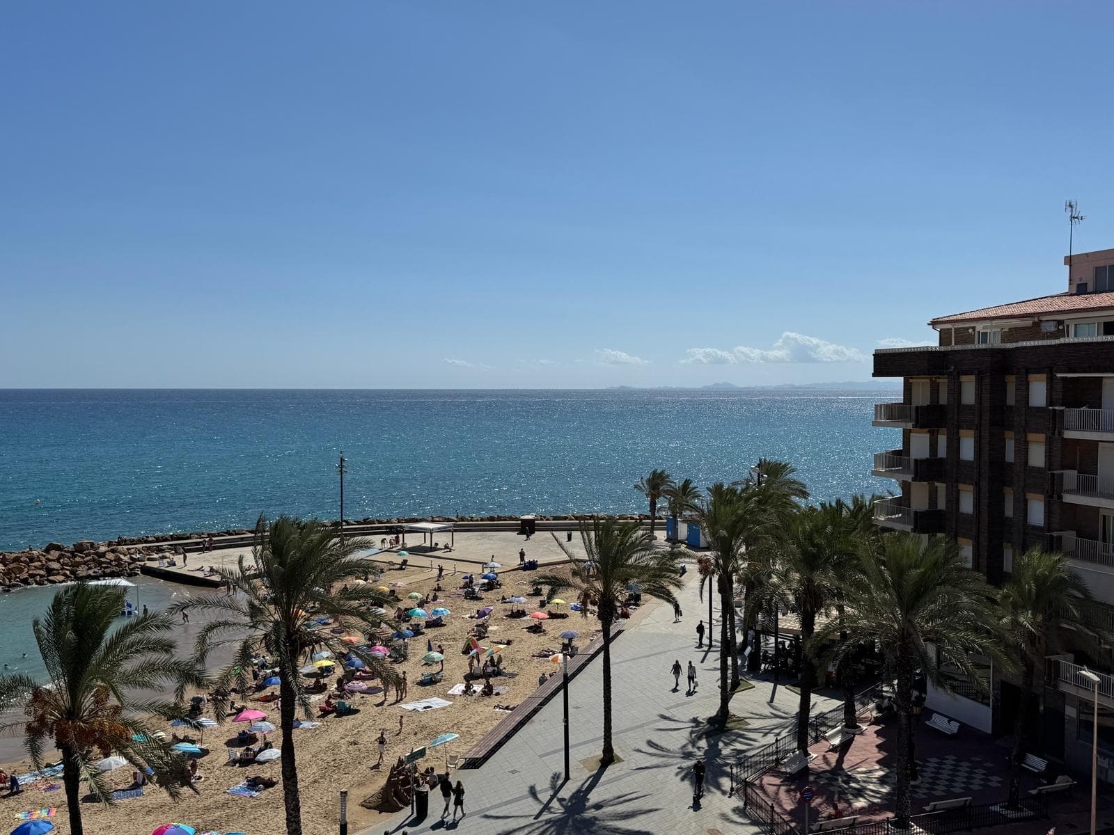 Spacious apartment for sale in the heart of Torrevieja, just 20 meters from the central promenade of Playa del Cura, one of the most emblematic and sought-after areas of the city. • Total area: 100 m² • Usable area: 86 m² • Layout: 3 bedrooms, 1 bathroom The property has undergone a comprehensive renovation, carried out with high-quality materials, and is ready to move in. Highlighted features: • Heating system throughout the house with underfloor heating in all rooms; • Mitsubishi air conditioning in each bedroom; • Heat Pump, providing efficient heating in winter; • High-end double-glazed windows by Shuko, ensuring excellent thermal and acoustic insulation; • All faucets and sanitary ware are from high-quality brands, reflecting a luxurious finish; • The appliances are from premium brands, offering maximum reliability and comfort; • Sold fully furnished and equipped, as shown in the photographs. A spacious, modern, and elegant apartment, perfect for a permanent residence or as a high-end home by the sea. Its unbeatable location, just a few meters from the beach and the promenade, makes it a unique investment opportunity.