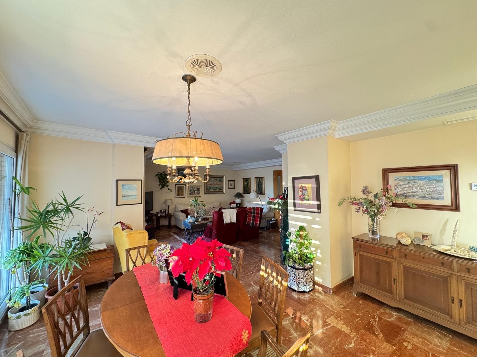 For sale, spacious renovated apartment, located just 350 meters from the beach. A unique large property, resulting from the union of two homes into one, purchased directly from the developer. 🏡 Main features: • Total area: 256 m² • Floor: fourth • Distribution: 4 bedrooms and 3 bathrooms • Year of construction: 2001 • Distance to the beach: 350 meters 🌅 Terraces and views: • Two sunny terraces • Access to solarium with sea views, perfect for relaxing and enjoying the Mediterranean climate ❄️ Equipment and comfort: • Centralized air conditioning • Renovated home • Sold with appliances • Part of the furniture remains 🚗 Included extras: • Parking space included in the price • Storage room included A very bright home, with spacious areas and a functional layout. Ideal for large families, as a permanent residence near the sea, or as an exclusive vacation and investment property.