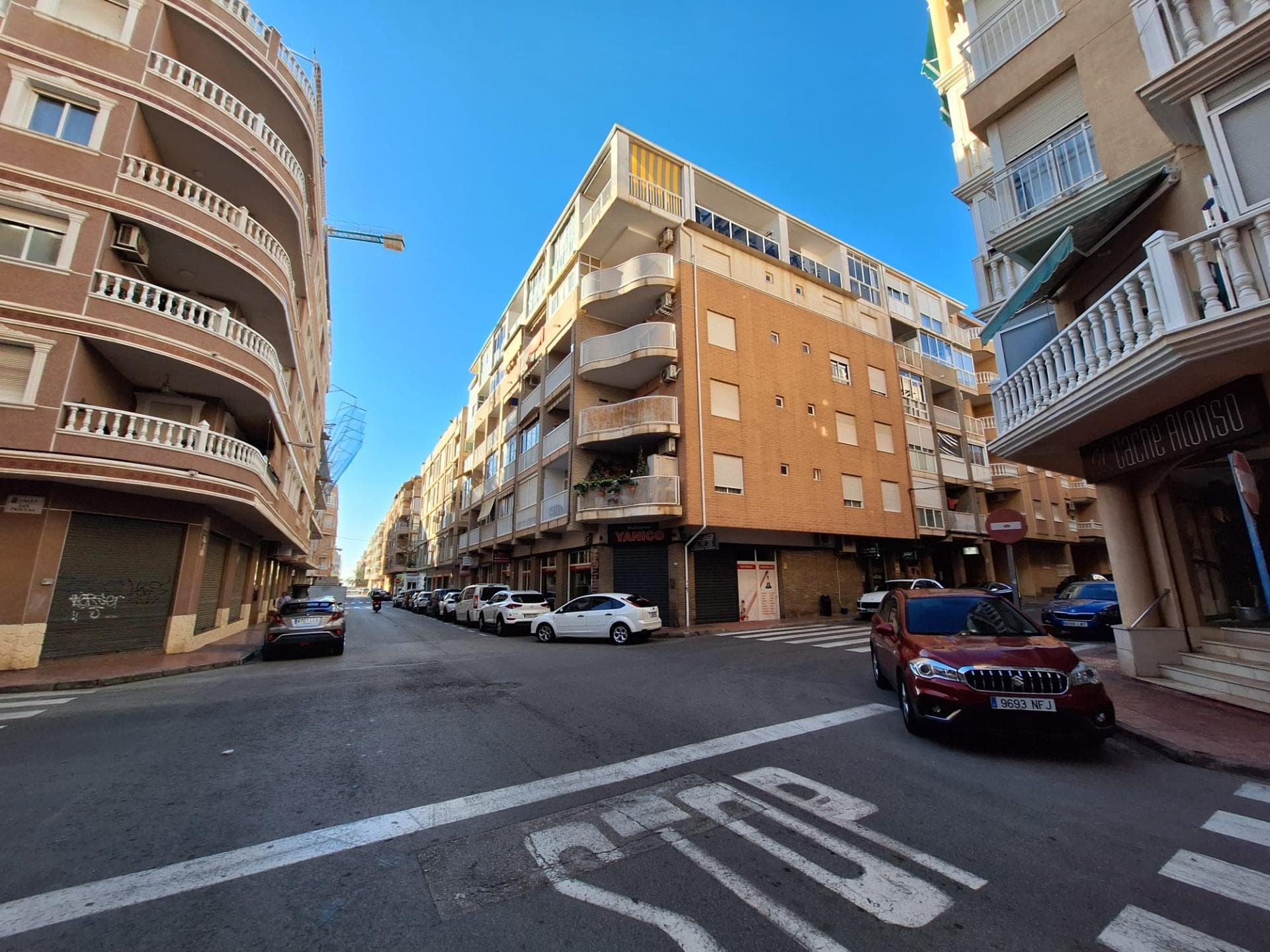 Discover this impressive duplex penthouse located in the very center of Torrevieja, just 200 meters from the sea. With a total built area of 100 m² and an intelligent layout that maximizes its useful space of 64 m², this renovated property offers a modern and cozy environment ideal for year-round enjoyment or as a vacation investment. The property features two bright double bedrooms oriented to the east, as well as two full bathrooms equipped with all necessary amenities. Its design allows for abundant natural light throughout the day and provides charming views that further enhance its appeal. The location is unbeatable; surrounded by accessible public transport via nearby buses, vibrant shopping centers, and recognized schools in the vicinity; it is also close to hospitals, which ensures peace of mind in case of any health emergencies. This real estate gem not only promises residential quality but also contemporary urban style alongside various recreational options thanks to its proximity to the Mediterranean coast.