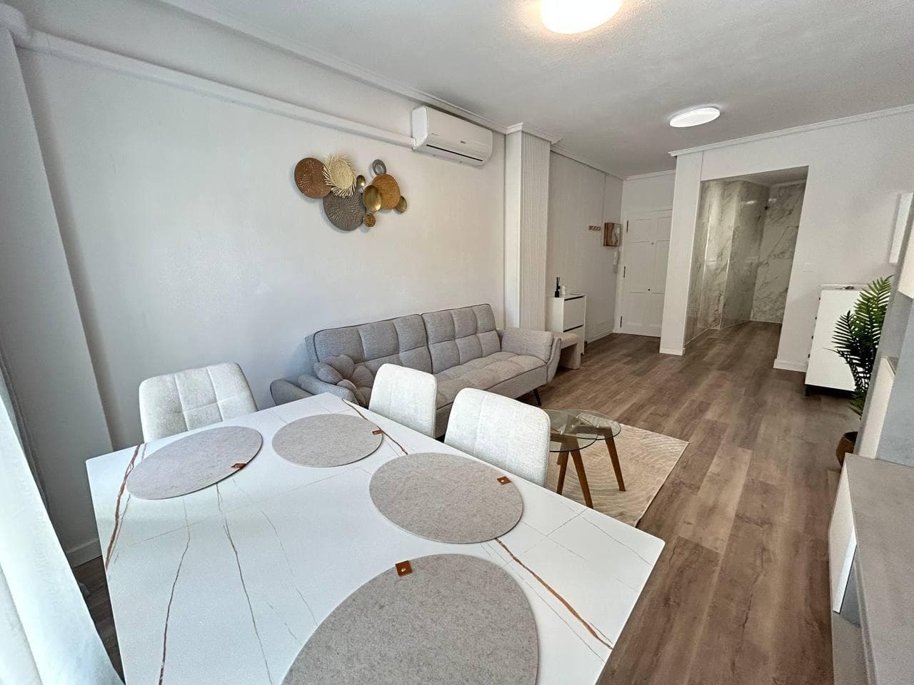 Discover this charming renovated apartment, located just 150 meters from the sea 🌊. With an area of 54 m², on the ground floor, it includes two cozy double bedrooms, perfect for unforgettable moments with family and friends 👨‍👩‍👧‍👦. The bathroom is fully equipped and ready to use 🚿. This bright apartment has all its windows facing the outside, ensuring natural light throughout the day ☀️. Located near the bus station 🚍, you can easily access all local amenities: shopping centers 🛒, schools 🏫, and hospitals 🏥. Moreover, you can enjoy the fresh air among the trees 🌳 and playgrounds, ideal for the little ones 🎈.