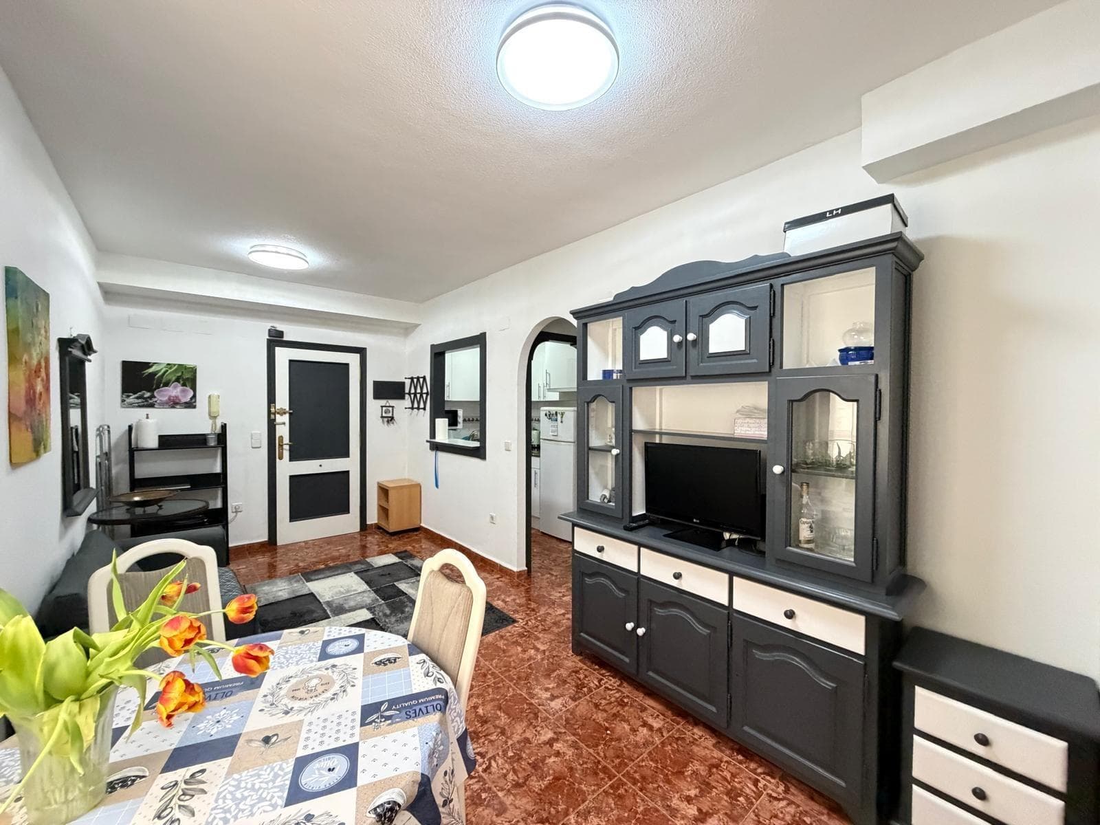 Cozy apartment for sale after an aesthetic renovation, located in a convenient area of the city, just 600 meters from Playa del Cura. An excellent option for both living and investment for rental. 🏡 Property Features: • Total area: 48 m² • Usable area: 34 m² • Floor: fourth • Layout: 1 bedroom and 1 bathroom • Year of construction: 2000 ❄️ Equipment and furniture: • Air conditioning • Renovated apartment (aesthetic renovation) • Sold furnished and equipped with appliances, except for the bed Thanks to its good layout and location, the apartment is bright and functional. It is close to the beach, shops, supermarkets, restaurants, and public transport. An ideal opportunity for a permanent residence or real estate investment.