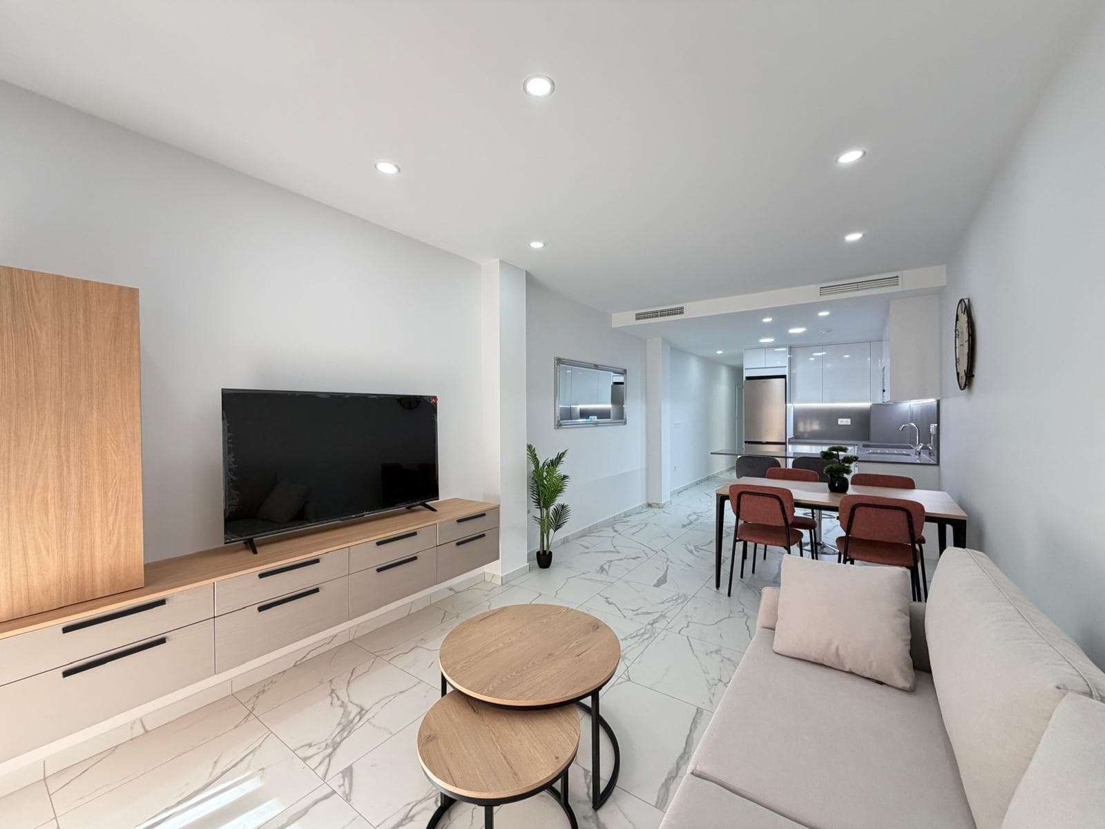 Modern apartment for sale in the new residential complex 'Alegría 21', scheduled for completion in 2026. A high-quality residence with excellent communal areas and a privileged location near the sea. 🏡 Main features: • Total area: 105 m² • Usable area: 78 m² • Distribution: 2 bedrooms and 2 bathrooms • Terrace: cozy, 8 m² • Distance to Playa del Cura: 500 meters ❄️ Comfort and equipment: • Centralized air conditioning • Underfloor heating in the bathrooms • Solar panels installed on the building's solarium 🛋 Sold fully equipped: The property is sold fully furnished and equipped with appliances, exactly as shown in the photographs, ready to move in. 🚗 Included in the price: • Parking space 🧱 Common areas of the residential: • Community pool • Finnish sauna • Community solarium on the rooftop • Chill-out area • Barbecue area • Panoramic views of the city An excellent opportunity to acquire a modern home in a newly built complex, ideal for both permanent residence and vacation or investment.