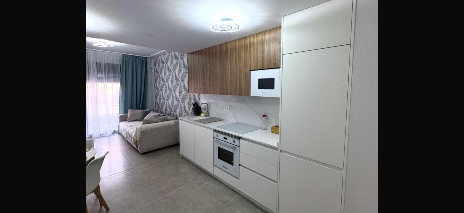 Apartment for sale with two bedrooms and two bathrooms in a newly constructed building from the year 2025. It features an open kitchen to the living room, terrace, and a modern design. The apartment is furnished. With a pool on the solarium. Only 350 meters from the beach. Close to all infrastructure: supermarkets, shops, restaurants, etc.