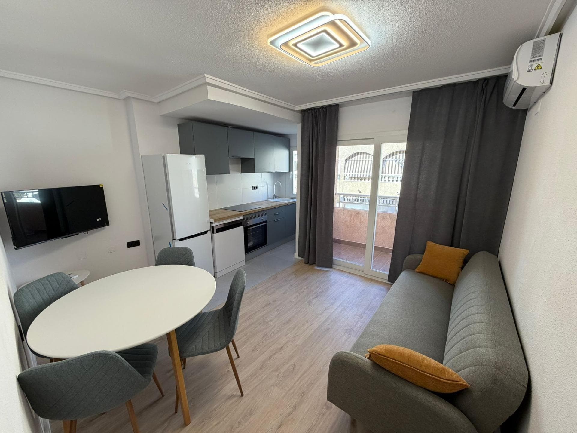 Bedrooms: 2, Bathrooms: 1, Apartment in Torrevieja, Alicante, Spain