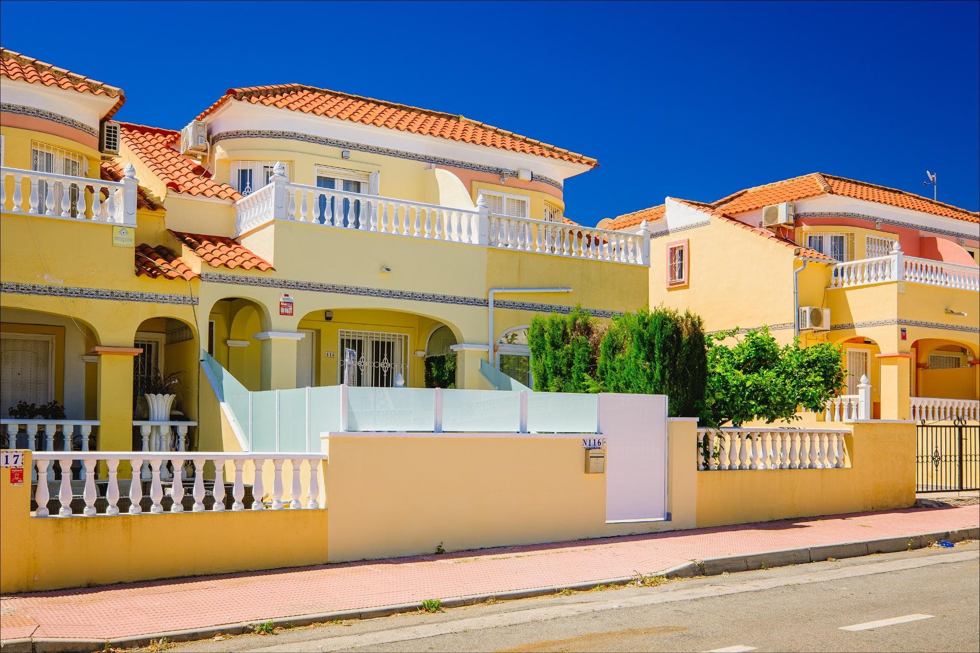 Se vende adosado totalmente reformado en la zona de Las Filipinas, Orihuela Costa, una ubicación demandada y cómoda con todos los servicios cercanos. Una vivienda luminosa y moderna con vistas panorámicas al mar, amplias terrazas y una distribución ideal tanto para vivir como para invertir. 🏡 Características principales: * Superficie total: 84 m² * Superficie útil: 73 m² * Distribución: 3 dormitorios y 2 baños * Parcela: 20 m² * Año de construcción: 2003 * Distancia a la playa: 5 km 🌅 Terrazas y vistas: La vivienda dispone de dos amplias terrazas situadas en ambos lados de la casa: * Terraza de 15 m² * Terraza de 20 m² con impresionantes vistas panorámicas al mar Espacios perfectos para disfrutar del clima mediterráneo, crear una zona chill-out o disfrutar de comidas al aire libre. ✨ Estado y equipamiento: * Reforma integral realizada * Vivienda lista para entrar a vivir * Distribución cómoda y luminosa 🏊‍♂️ Residencial: * Piscina comunitaria 📍 Ubicación: La zona de Las Filipinas (Orihuela Costa) es muy demandada gracias a su excelente ubicación: * supermercados y centros comerciales * colegios y guarderías * farmacias, bares y restaurantes * todos los servicios a pocos minutos 💼 Oportunidad de inversión: Ideal: * para vivir todo el año * como segunda residencia * para alquiler vacacional o de larga temporada gracias a su ubicación y vistas al mar.