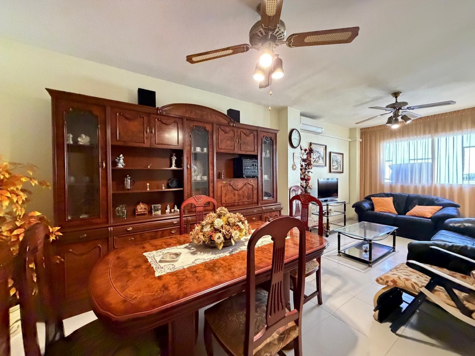 Excellent opportunity in one of the most sought-after areas of the city — Habaneras Avenue, the main avenue of Torrevieja, just 300 meters from Playa del Cura. A spacious home, in good condition and ready for both living and investment. 🏡 Main features: * Total area: 94 m² * Usable area: 67 m² * Distribution: 2 bedrooms and 1 bathroom * Floor: 4th * Glazed terrace: 6 m² * Distance to Playa del Cura: 300 meters 🌅 Spaces and comfort: * Side sea views * Spacious glazed terrace, perfect for enjoying throughout the year * Bright and comfortable home ❄️ Equipment: * Air conditioning (hot/cold) * Home in good condition and ready to move in 🚗 Additional advantages: * Garage included in the price 🛋️ Sold fully furnished: The home is sold furnished and with appliances, as shown in the photographs. 📍 Location: Habaneras Avenue is one of the best areas of Torrevieja: * supermarkets, restaurants, and cafes * schools, pharmacies, and shops * beach just a few minutes' walk away * high rental demand throughout the year 💼 **Ideal for both living and investment or rental