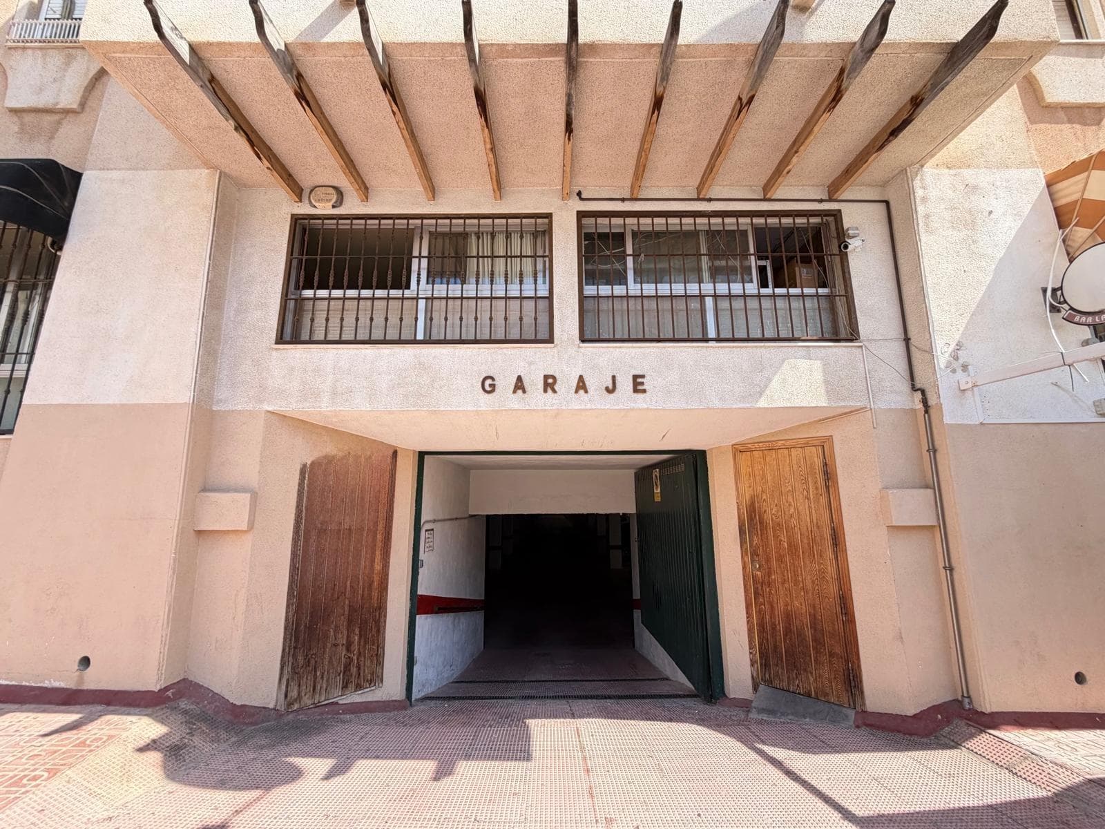Utmerket investeringsmulighet i en veldig god beliggenhet i Torrevieja — kommersielle rom med stort utviklingspotensial og høy lønnsomhet. Ideell både for egen virksomhet og som investeringsprosjekt. 🏢 Hovedtrekk: * Totalareal: 2800 m² * Nyttig areal: 2200 m² * Avstand til stranden: 600 meter 🚗 Inkluderer: ✔️ 60 parkeringsplasser allerede bygget ✔️ 3 boder ✔️ 2 kontorer 💼 Stort investeringspotensial: En av de største fordelene med eiendommen er muligheten til å øke lønnsomheten betydelig. Investoren kan bygge ytterligere boder ved siden av parkeringsplassene, noe som øker verdien og etterspørselen etter prosjektet, ettersom plasser med bod er svært ettertraktet i Torrevieja. 📍 Beliggenhet: Ligger i et utmerket område av Torrevieja, omgitt av all nødvendig infrastruktur: * skoler og barnehager * apotek * kjøpesentre * supermarkeder * boligområder med høy befolkningstetthet 🌊 Bare 600 meter fra stranden, noe som ytterligere øker eiendommens attraktivitet. 💰 **En ideell mulighet for investorer som søker lønnsomhet, vekst og en eiendel med stort potensial.