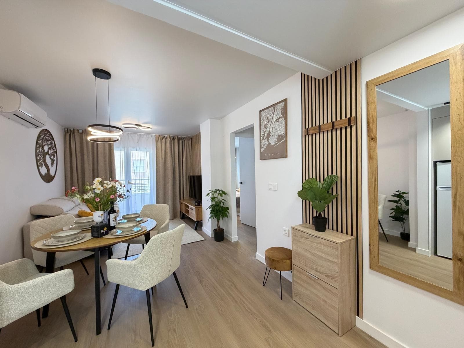 Leilighet til salgs, helt renovert i Nueva Torrevieja, Torrevieja ☀️ Utmerket mulighet for å bo eller investere — bolig helt renovert i det rolige og ettertraktede området Nueva Torrevieja, med felles svømmebasseng og alle nærliggende tjenester. Boligen har blitt totalrenovert og er klar til å flytte inn. 🏡 Hovedtrekk: * Totalareal: 54 m² * Nytt areal: 42 m² * Fordeling: 2 soverom og 1 bad * Terrasse: 6 m² * Byggeår: 2001 * Avstand til stranden: 1400 meter ✨ Totalrenovering: Boligen har: ✔️ Nytt gulv ✔️ Stretch tak ✔️ Luftkondisjonering kald/varm ✔️ Moderne og koselig atmosfære 🏊‍♂️ Boligområde: * Felles svømmebasseng 🛋️ Selges fullt møblert: Selges fullt utstyrt med: ✔️ møbler ✔️ hvitevarer ✔️ dekorasjoner — akkurat som vist på bildene. 🌞 Ytterligere fordeler: * Solrik terrasse på 6 m² * Lys og koselig bolig * Klar til å bo i eller leie ut 📍 Beliggenhet: Utmerket beliggenhet: * skoler og barnehager * apotek og supermarkeder * kafeer og butikker * all infrastruktur nær 💼 Ideell både for fast bosted og for investering eller utleie.