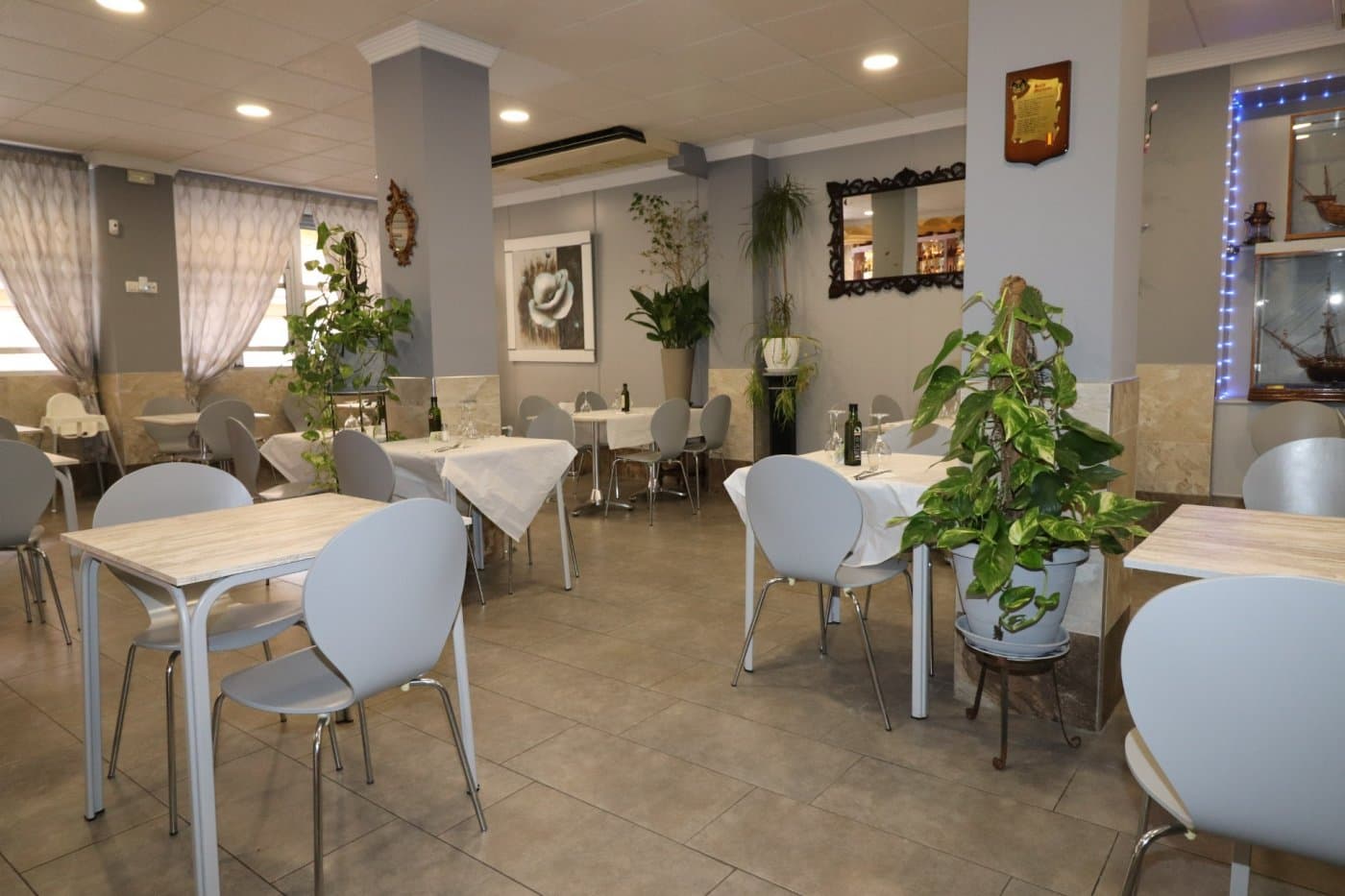 Se vende restaurante funccionando al lado del mar. Famoso por sus deliciosos platos de arroz, carne, pescados,paella etc. Exelente experiencia y muy recomendado en Torrevieja. Dispone de un gran salon-comedor con 44 sillas y una barra larga donde puede tomar una caña y probar las tapas, tambien una terraza con 39 sillas para difrutar al aire libre. La cocina esta totalmente equipada con tolo lo necesario para el perfecto funccionamiento del restaurante. Hay almacen grande para guardar los productos y tambien cuarto de camara friforifica. El restaurante ofrece tambien menu del dia y esta situado en una zona de paso exelente. No pierda la oportunida, llama y reserva su visita!
