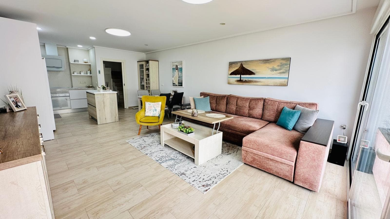 ESCELENTE OPORTUNIDAD! Casa tipo duplex recien reformado de estilo moderno. Muy soleada, dando al sur tiene sol todo el dia. Consta de tres plantas. Al entrar esta el patio muy acogedor donde puedes tomar tu cafe y disfrutar al sol. El salon tiene ventanas francesas y esta muy soleado tambien y amplio. La cocina esta totalmente amueblada y con todos los electrodomesticos necesarios. En la misma planta hay un baño completo con plato de ducha. En la primera planta arriba estan los dos dormitorios y otro baño completo. Del dormitorio principal se sale a una terraza con vistas preciosas y despejadas. Arriba en la segunda planta esta la terraza del solarium y la lavanderia. Es un espacio muy amplio donde puedes disfrutar en familia de tus comida y cenas o tomar al sol. La casa se encuentra en una urbanizacion muy tranquila. Cerca hay varios supermercados, centro medico, bares y restaurantes, parada de autobus. Si quieres entrar en una casa reformada sin necesidad de hacer nada o invertir en la misma, aqui esta tu oportunidad. llame y pide su visita!