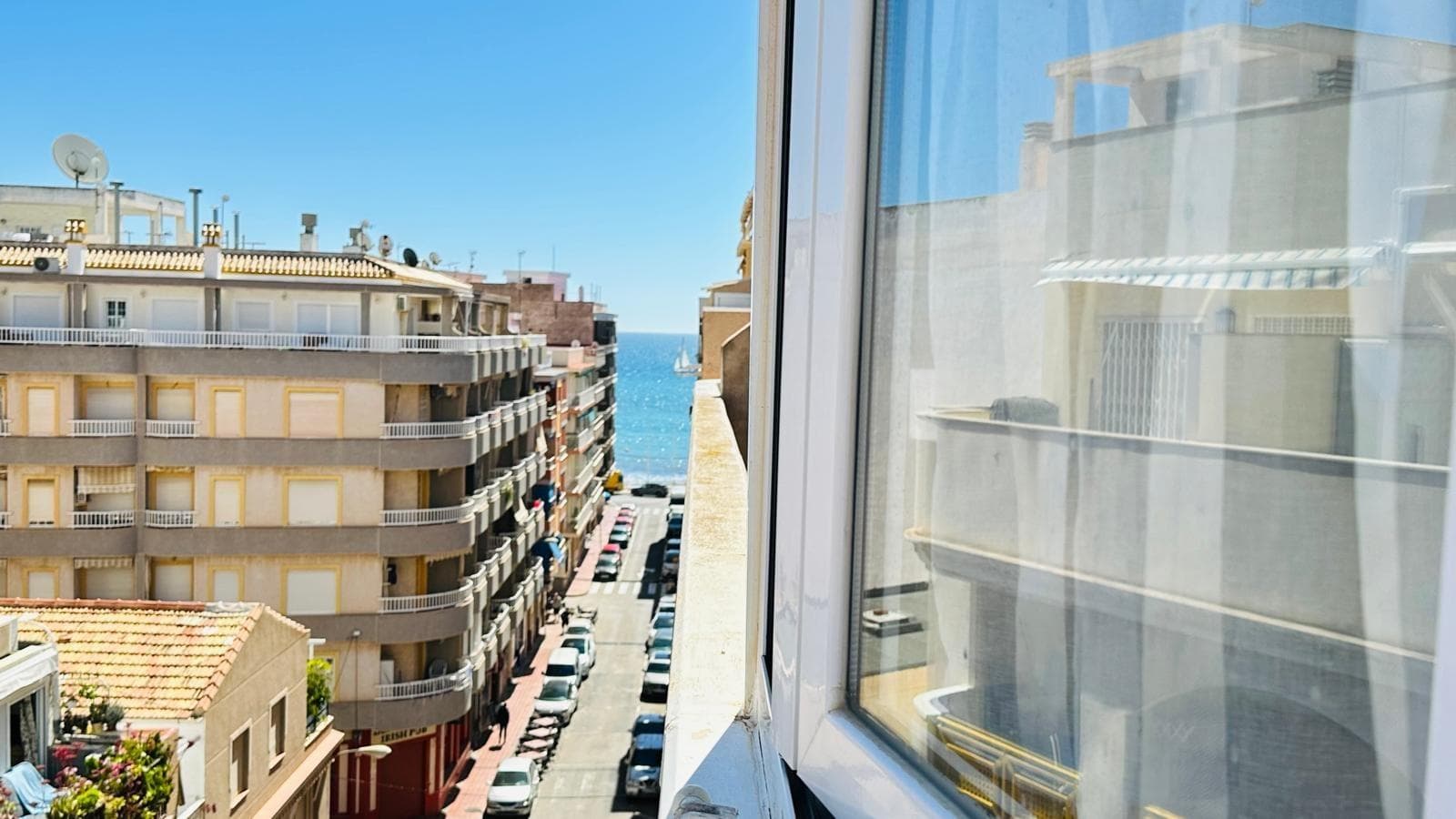 Buscas vivienda cerca del mar y con mucho espacio? Mira este ático a dos calles de la playa Los Locos. Con una magnifica terraza en esquina de 50m2 donde una parte esta cerrada y se puede utilizar como comedor o espacio para descansar , la otra parte abierta donde puedes disfrutar del sol , tambien tiene galeria cerrada en la misma terraza. Vivienda tiene tres dormitorios con muchos armarios, 2 baños con plato de ducha una en suite, salon con cocina , toda la casa esta exterior y muy luminosa, ventanas con mosqueteras. n el mismo edificio tienes un doble garaje OPCIONAL para dos coches . Cerca de todos los servisios y al lado de la playa. Mejor llama, te lo enseñamos. Tu sueño , es nuestra meta !