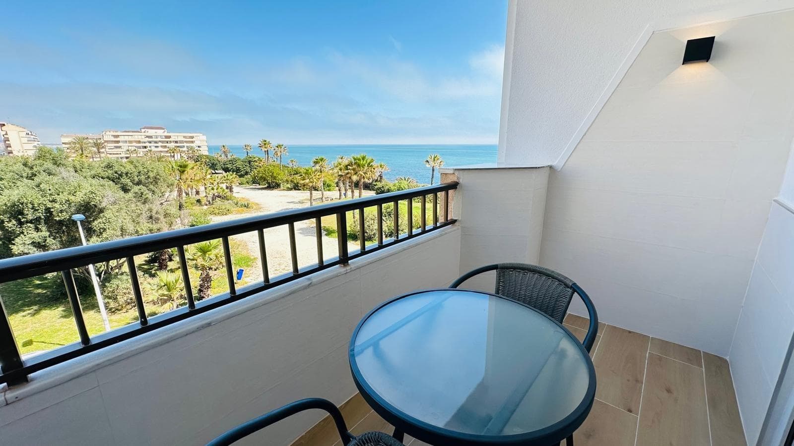 Te imaginas despertar por la mañana y tomar café viendo el Mar? O tienes dinero en el banco y no te rentan nada? Mira esta oportunidad , vivienda completamente reformada y a estrenar con un dormitorio , baño completo , salon con cocina francesa y terraza con vistas al Mar. También tiene un transtero muy grande. El edificio tiene plazas de parquink comunes , solarium comun con magnificas vistas, duchas ec. Todo serca de todos los cervicios necesarios. Llamanos te lo enseñamos! Tu sueño , es nuestra meta!