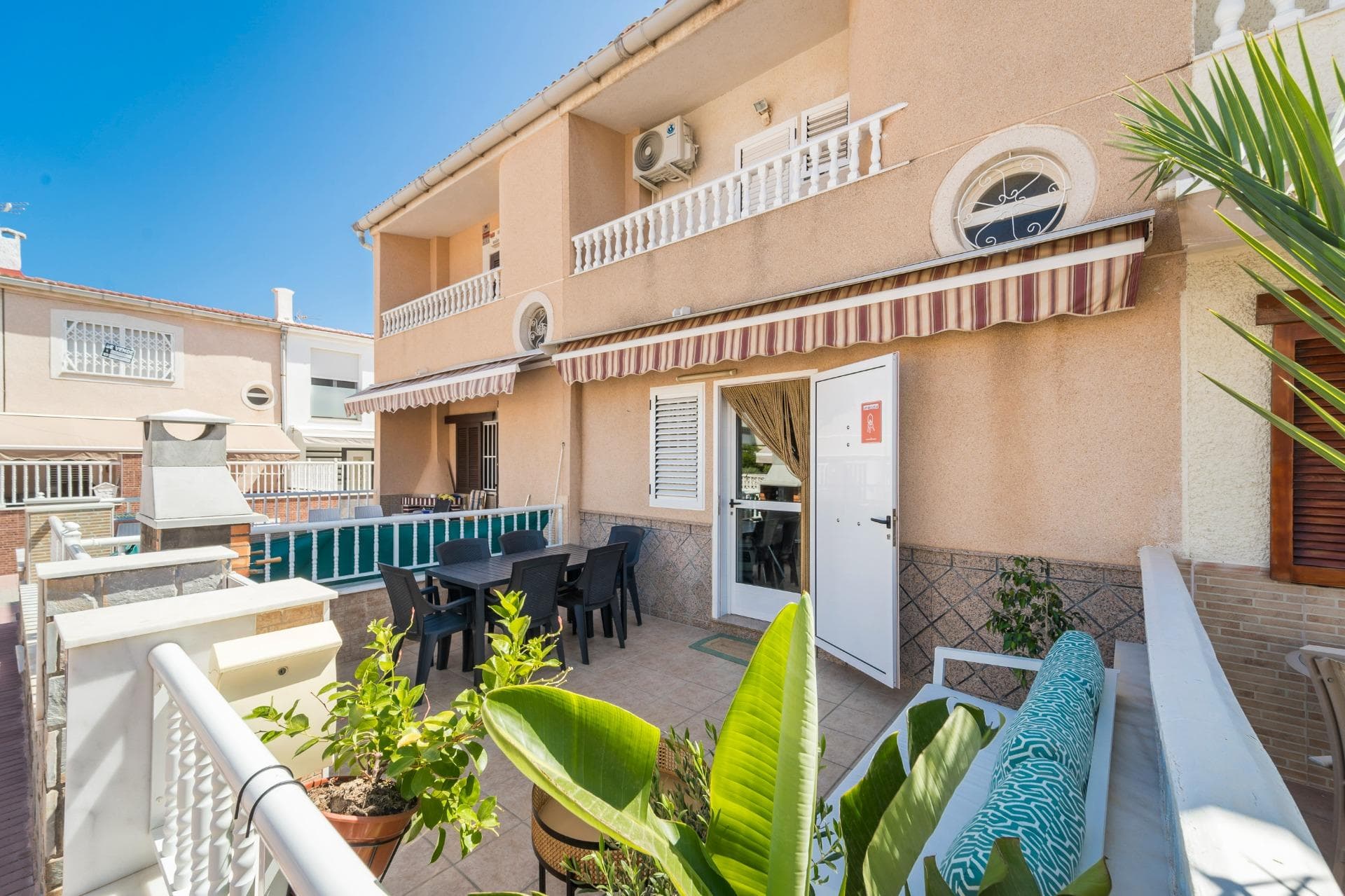 Beachside House with Tourist License Beautiful townhouse less than 200 meters from Playa de los Náufragos. It features a living-dining room, a separate kitchen with a utility room and access to the street, 3 spacious bedrooms, and 2 full bathrooms. A garden with an automatic awning is ideal for sitting and enjoying the morning sun, and a large upstairs terrace with an automatic awning that will provide sun all afternoon. The house has hot and cold air conditioning. It is sold with all the furniture and appliances. If you want a house next to the beach and can enjoy it every day of your vacation, or if you want to make a high profit with its tourist license, don't hesitate, schedule a viewing. You'll love it!
