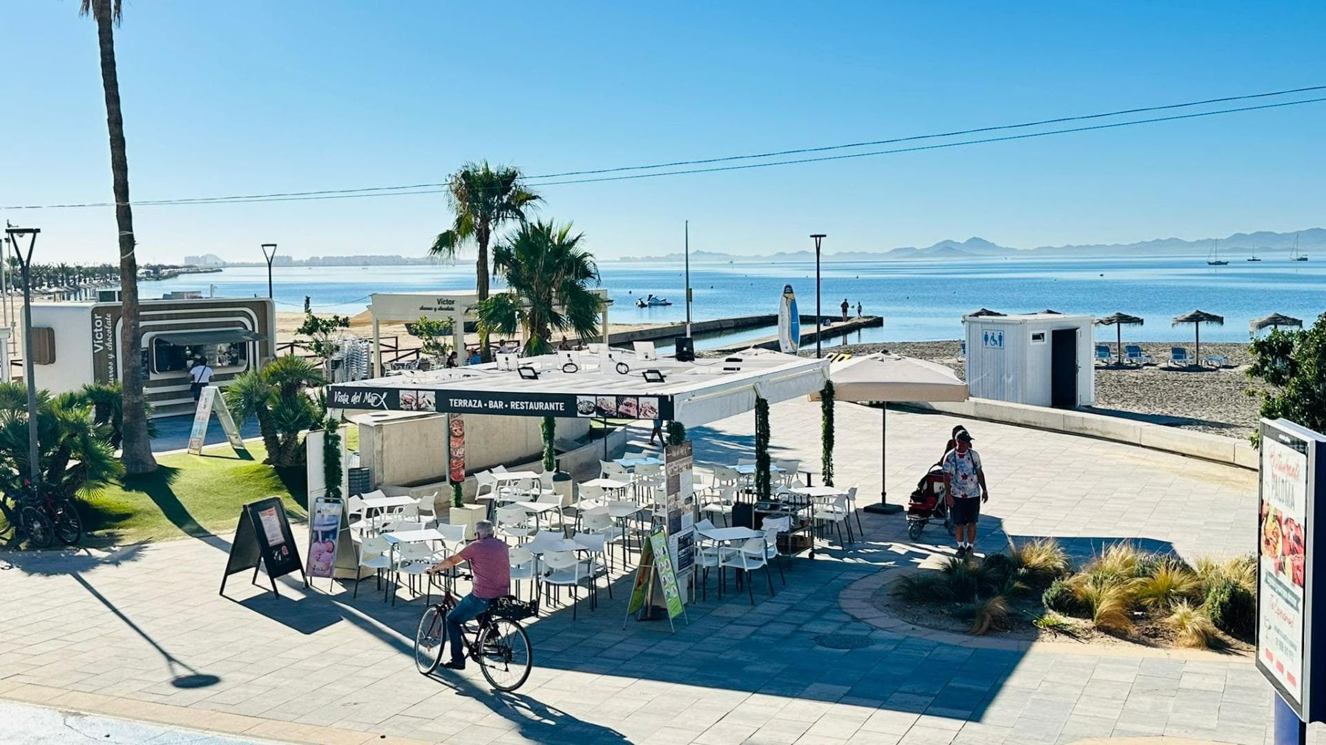 Se traspasa restaurante funccionando en la primera linea del mar en Lo Pagan, San Pedro de Pinatar. Cuenta con unos 80 plazas distrubuidos como dentro asi y fuera en las dos terrazas. Esta totalmente reformado , elecricidad y fontaneria nuevos, Cocina y la maquinaria profesionales. La sala principal esta muy comoda para celebrar diferentes eventos y disfrutar a las preciosas vistas al mar. El ambiente es muy acogedor y el restaurante tiene un estilo mediterraneo.El ambiente te hace sentir que estas en un sitio de mucha calidad, muy limpio y tranquilo donde puedes disfrutar de la comida, musica , cocteles y postres caseros. Hay clientela de confianza todo el año y muchas turistas cada rato. Tiene una excelente fama con su cocina y servicio muy amable y profesional. Las dos terrazas se pueden usar todo el año gracias a la excelente clima. Dispone de aire-acondicionado central frio y calor. Hay disponible un almacen amplio para guardar productos y camaras de frio y una salida directa a la calle detras para una entrada mas facil.Tiene licencia para la actividad. El restaurante se encuentra enfrente de las famosos baños de lodo, la zona tradicional y mas conocida de Lo Pagan. Si quiere desarollar su negocio en un sitio de primera, ese es su momento. Lo tiene todo para empezar a trabajar. Llame y pide su visita sin compromiso!